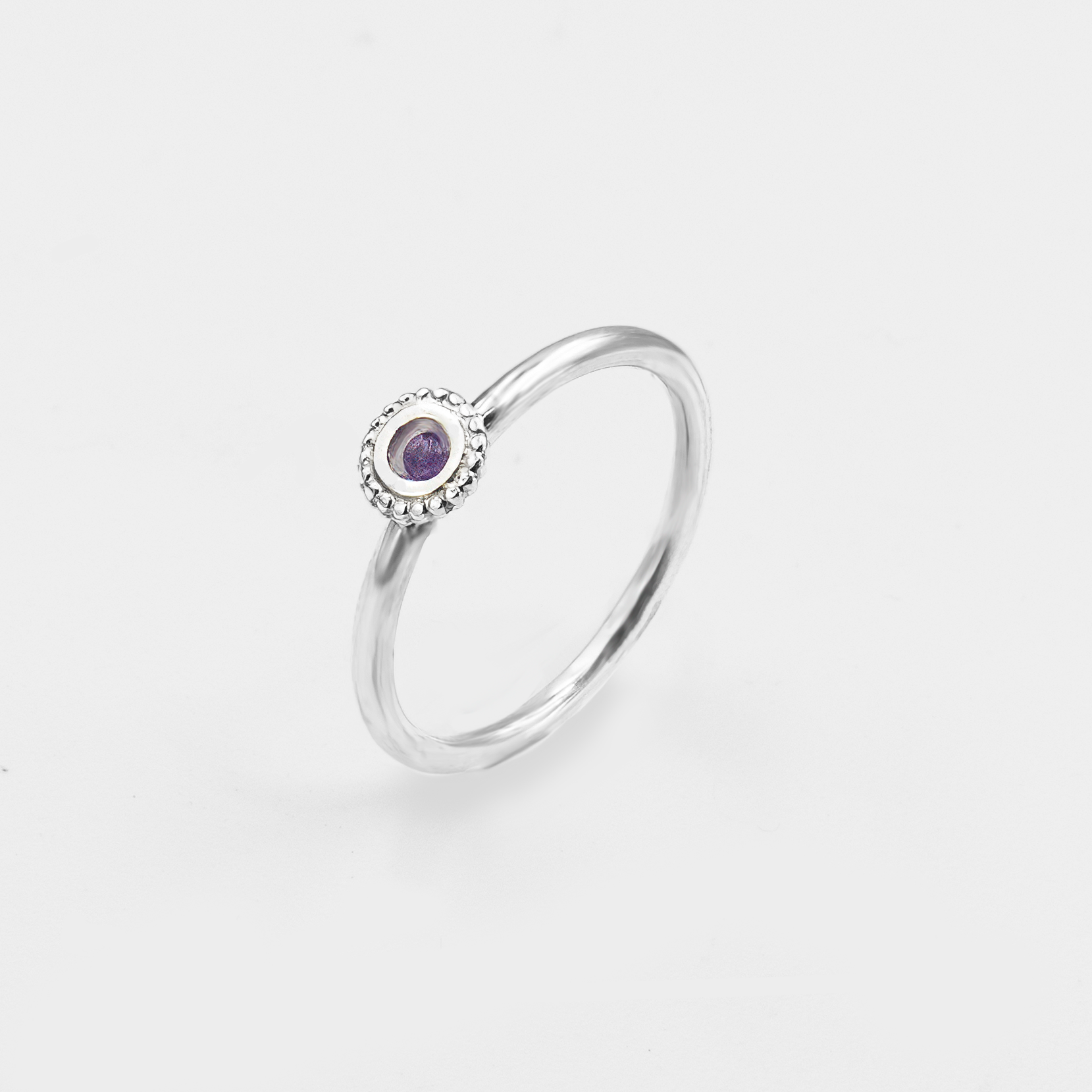 טבעת זהב לבן 14 קראט בעיצוב עדין וקלאסי, משובצת אבן אמטיסט בצבע סגול עמוק עם נצנוץ מלוטש. האבן, המייצגת שלווה, חוכמה וריפוי, משתלבת בהרמוניה עם הברק הקריר של הזהב הלבן ליצירת תכשיט אלגנטי ומיוחד, המשרה אווירה של רוגע ועומק רגשי.

