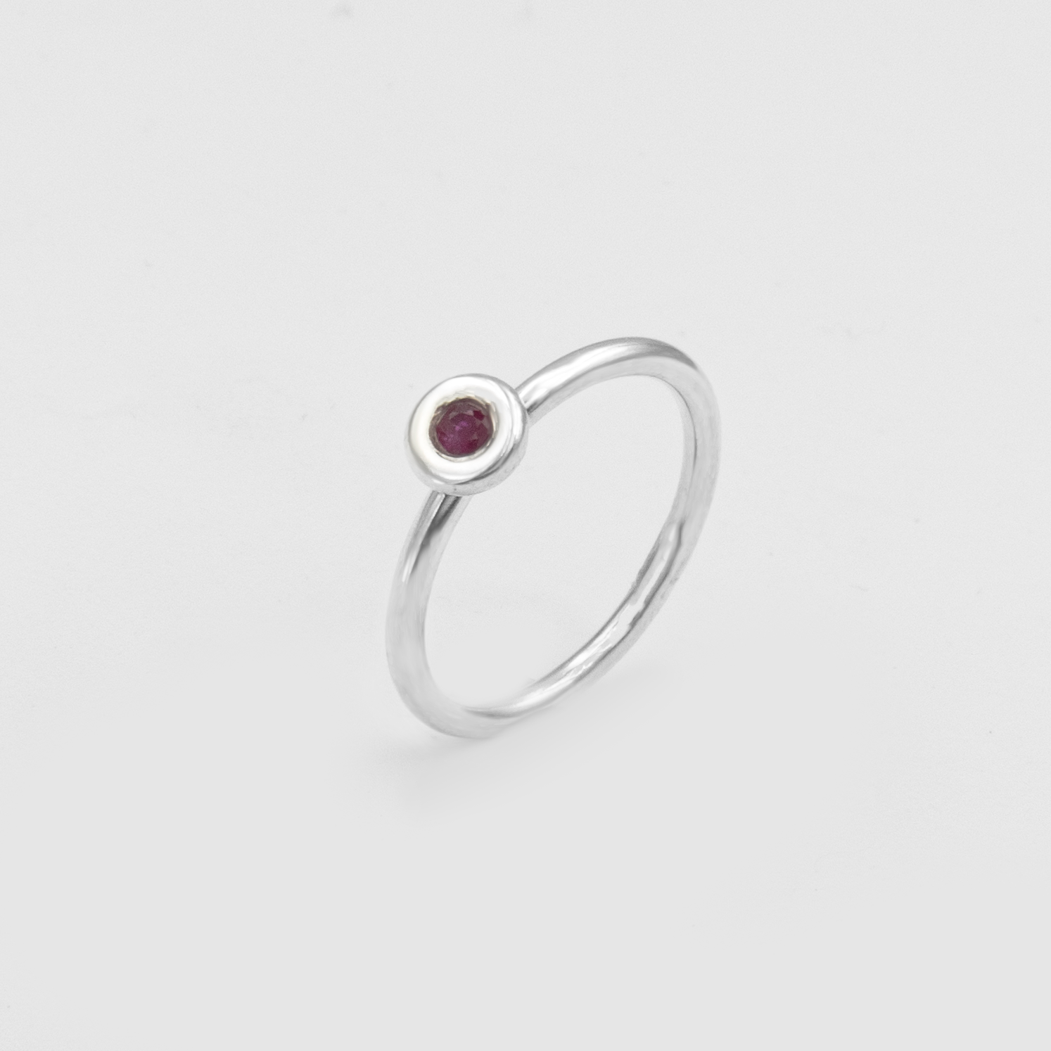 טבעת זהב לבן 14 קראט מעוצבת בעיצוב קלאסי עם אבן רובי אדומה בוהקת במרכז, מלוטשת בקפידה להבליט את הברק העמוק והססגוני של האבן. השילוב בין הזהב הלבן הקריר לרובי האדומה מלאת התשוקה יוצר תכשיט שמקרין עוצמה, ביטחון ואהבה נצחית. טבעת זו מתאימה במיוחד כסמל למחויבות ורגש עמוק, ומתאימה ללבישה לאירועים חגיגיים או כהצהרה יומיומית של יופי וביטוי עצמי.