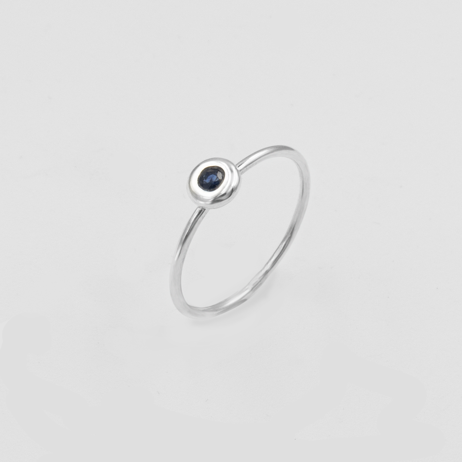 טבעת יוקרתית מזהב לבן 14 קראט בעיצוב קלאסי ונקי, משובצת אבן ספיר כחולה עמוקה ומרשימה. הברק הקריר של הזהב הלבן משתלב בצורה מושלמת עם עומק הצבע של הספיר, שנחשבת לאבן של חכמה, נאמנות וכוח פנימי. תכשיט אלגנטי שמקרין עוצמה שקטה ואלגנטיות נצחית – מושלם כטבעת אירוסין או כתכשיט יוקרתי ליום־יום.

