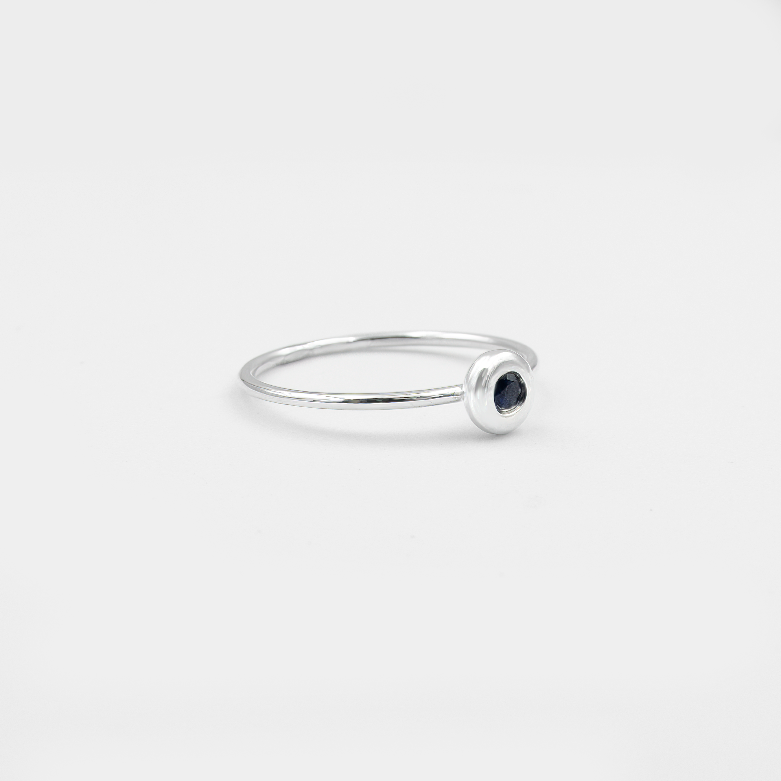 טבעת זהב לבן 14 קראט עם אבן ספיר עגולה או אובלית בגוון כחול עמוק ובוהק, משובצת במרכז מבנה קלאסי ונקי. עיצוב שמשדר איזון בין יוקרה לאיפוק, מושלם לאישה שמחפשת תכשיט שמספר סיפור – על נאמנות, עוצמה פנימית וקשר רגשי עמוק. בחירה נפלאה לטבעת אירוסין או מתנה מלאת משמעות.


