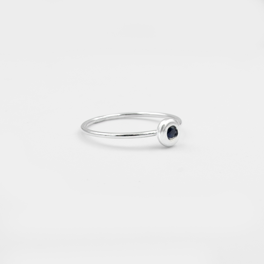 טבעת זהב לבן 14 קראט עם אבן ספיר עגולה או אובלית בגוון כחול עמוק ובוהק, משובצת במרכז מבנה קלאסי ונקי. עיצוב שמשדר איזון בין יוקרה לאיפוק, מושלם לאישה שמחפשת תכשיט שמספר סיפור – על נאמנות, עוצמה פנימית וקשר רגשי עמוק. בחירה נפלאה לטבעת אירוסין או מתנה מלאת משמעות.

