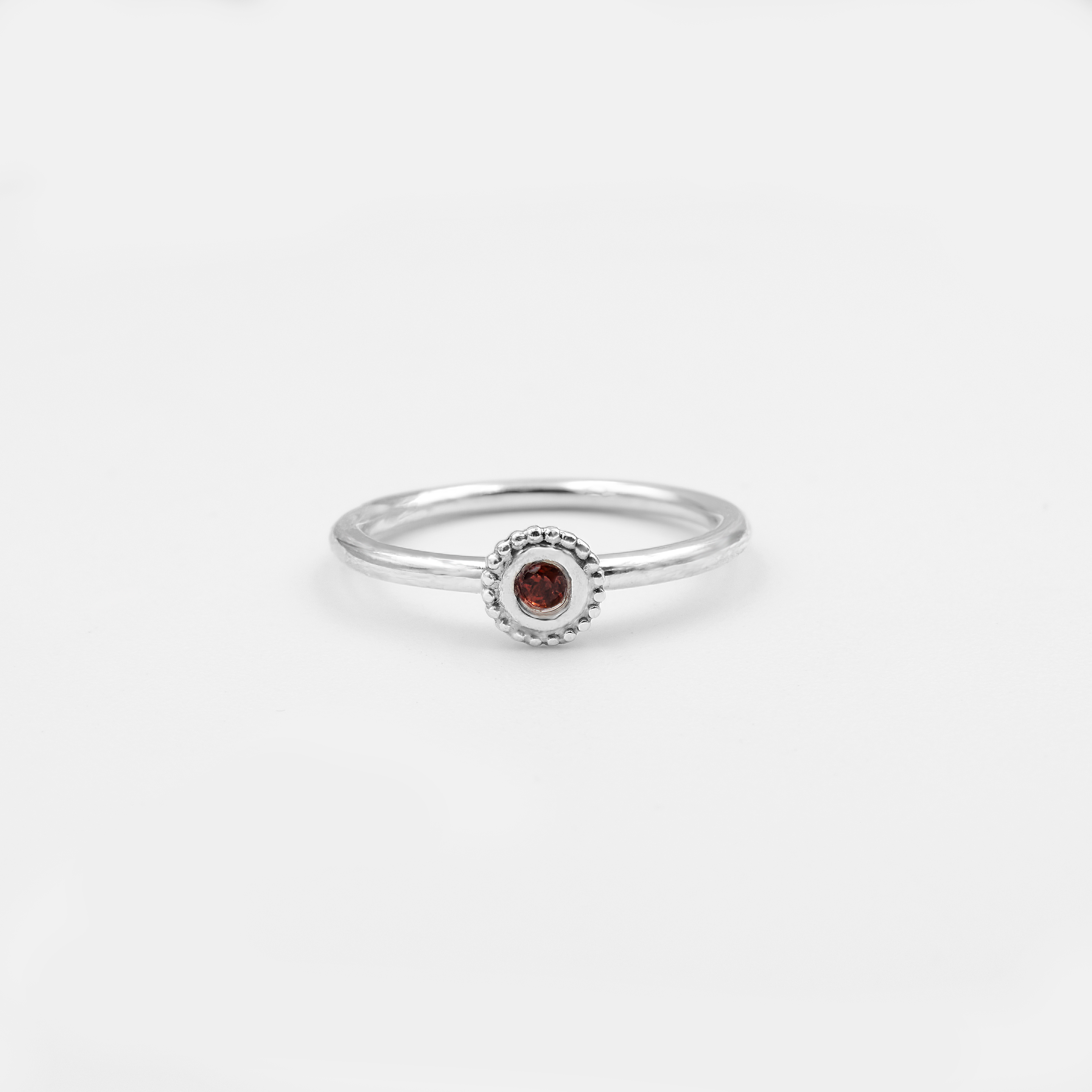 טבעת אלגנטית מזהב לבן 14 קראט, עם רובי בגוון אדום זוהר ועשיר, המשובצת במרכז במסגרת עדינה ונקייה. האבן מביאה איתה אנרגיה של ביטחון, אומץ ותשוקה, והעיצוב המודרני מדגיש את יופיה הטבעי. תכשיט שמתאים לאישה עם אופי חזק שמחפשת להאיר בכל מקום.

