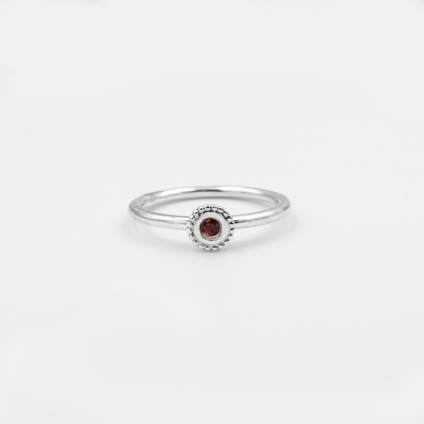טבעת אלגנטית מזהב לבן 14 קראט, עם רובי בגוון אדום זוהר ועשיר, המשובצת במרכז במסגרת עדינה ונקייה. האבן מביאה איתה אנרגיה של ביטחון, אומץ ותשוקה, והעיצוב המודרני מדגיש את יופיה הטבעי. תכשיט שמתאים לאישה עם אופי חזק שמחפשת להאיר בכל מקום.

