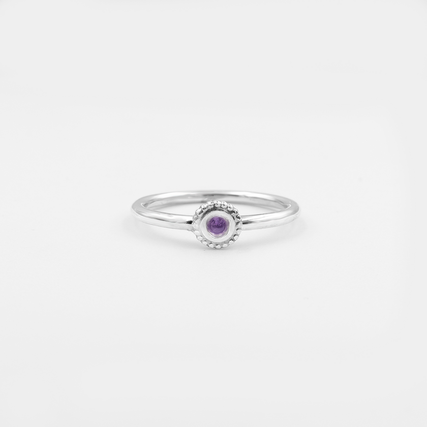 טבעת קלאסית מזהב לבן 14 קראט, עם אמטיסט מלוטש בגוון סגול וורוד, המפיץ זוהר עדין ומלטף. התכשיט מקרין תחושת איזון פנימי, רוגע וכוח נשי, כשהזהב הלבן מעניק מסגרת אלגנטית ונצחית. מושלם ללבוש יומיומי ולערבים מיוחדים.

