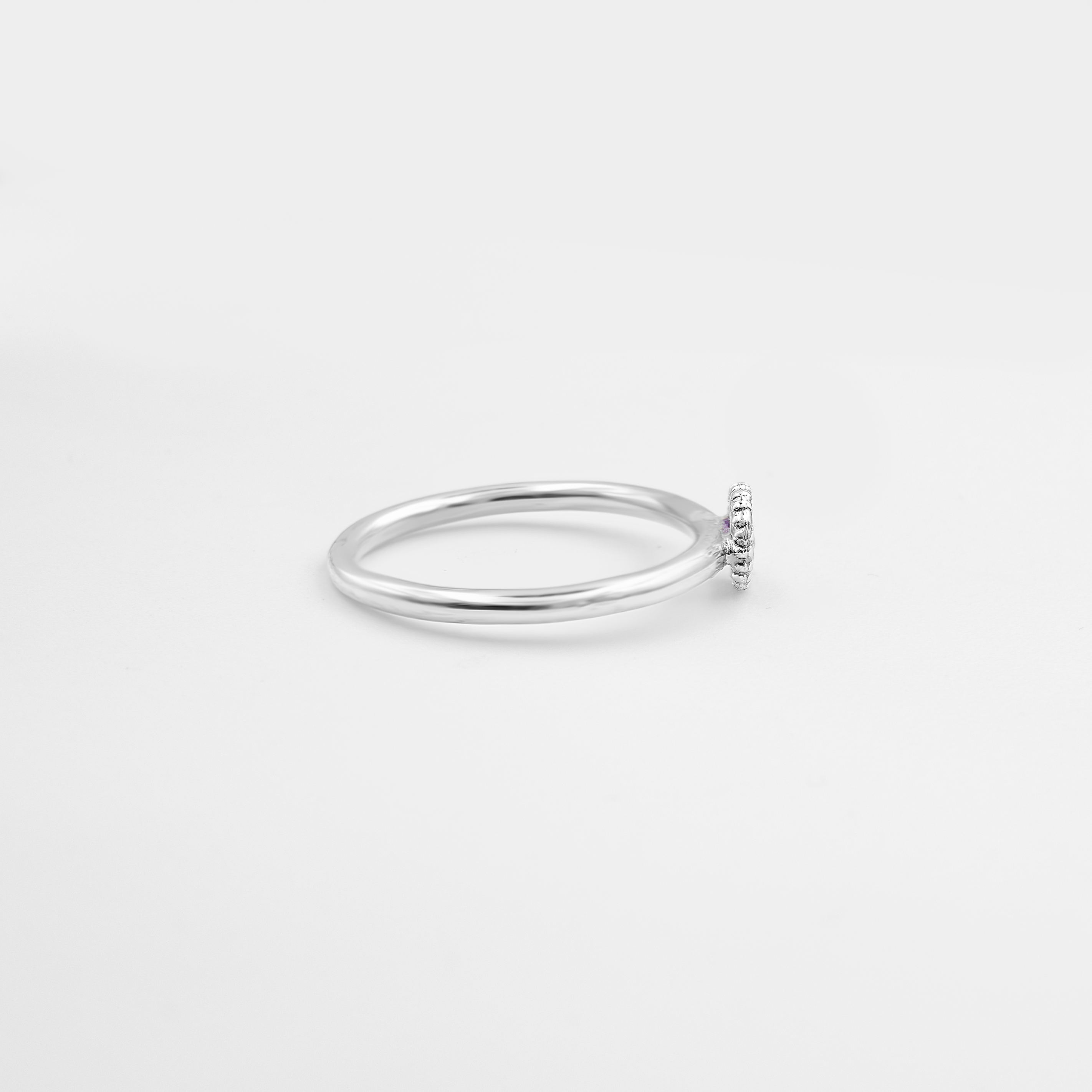 טבעת זהב לבן 14 קראט בעיצוב מודרני ועדין, משובצת אבן אמטיסט בגוון סגול עמוק ועשיר, עם גימור מלוטש שמדגיש את הברק הטבעי שלה. האבן משדרת חכמה, איזון רגשי והגנה רוחנית, בעוד המסגרת מזהב לבן מוסיפה נופך אלגנטי ומעודן. תכשיט שקט ואינטימי, שמתאים לנשים שמחפשות עומק ומשמעות בתכשיטיהן.

