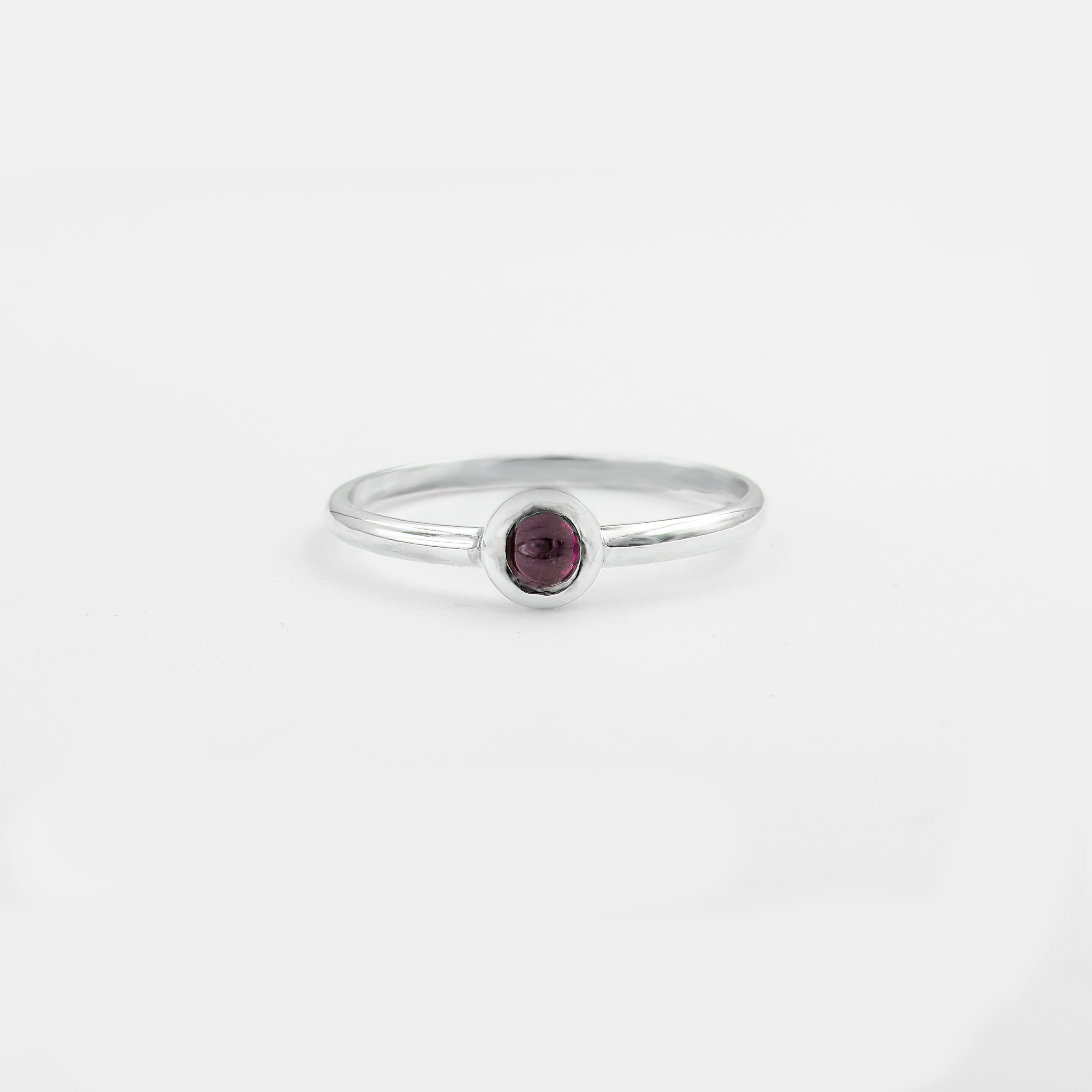 טבעת זהב לבן 14 קראט עם טורמלין ורוד בגוון פסטלי רך, משובצת בעיצוב מעודן ונשי במיוחד. האבן המרכזית מביאה איתה אנרגיה של אהבה עצמית, רוך והרמוניה פנימית. השילוב עם הזהב הלבן מעניק תחושת ניקיון ורעננות – טבעת מושלמת למי שמחפשת עדינות עם עומק רגשי.