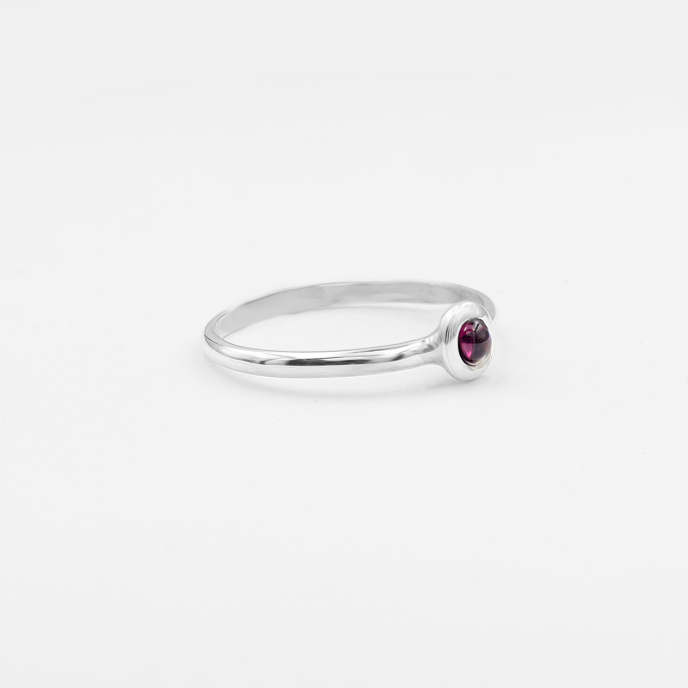 טבעת בעבודת יד מזהב לבן 14 קראט, עם אבן טורמלין ורודה עזה המשובצת בגאווה במרכז. האבן מקרינה חמימות ותחושת ביטחון רגשי, ואידיאלית עבור נשים שמתחברות לצד הרך והחזק שבהן גם יחד. עיצוב מודרני ונקי שמשדר שיק רגוע ונשיות עכשווית.