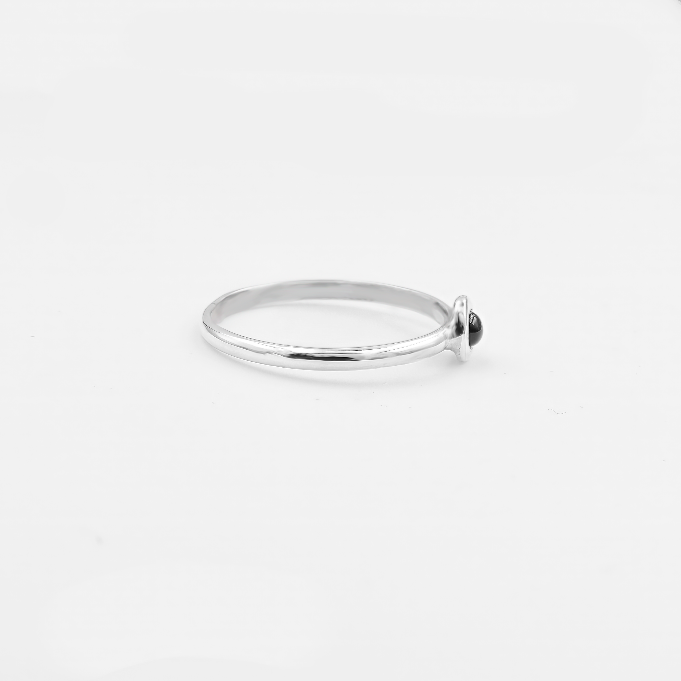 טבעת זהב לבן 14 קראט עם טורמלין ורוד בגוון עשיר, המשובצת במרכז בצורה אלגנטית ומדויקת. הטורמלין ידוע כאבן של הלב, המחזקת חמלה, הבנה פנימית ורוך. הזהב הלבן מעניק מסגרת מודרנית, כך שהתוצאה היא תכשיט שהוא גם תצוגת יופי וגם כלי לריפוי רגשי.

