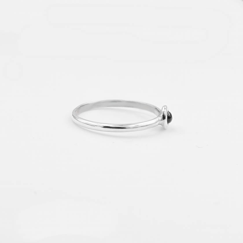 טבעת זהב לבן 14 קראט עם טורמלין ורוד בגוון עשיר, המשובצת במרכז בצורה אלגנטית ומדויקת. הטורמלין ידוע כאבן של הלב, המחזקת חמלה, הבנה פנימית ורוך. הזהב הלבן מעניק מסגרת מודרנית, כך שהתוצאה היא תכשיט שהוא גם תצוגת יופי וגם כלי לריפוי רגשי.

