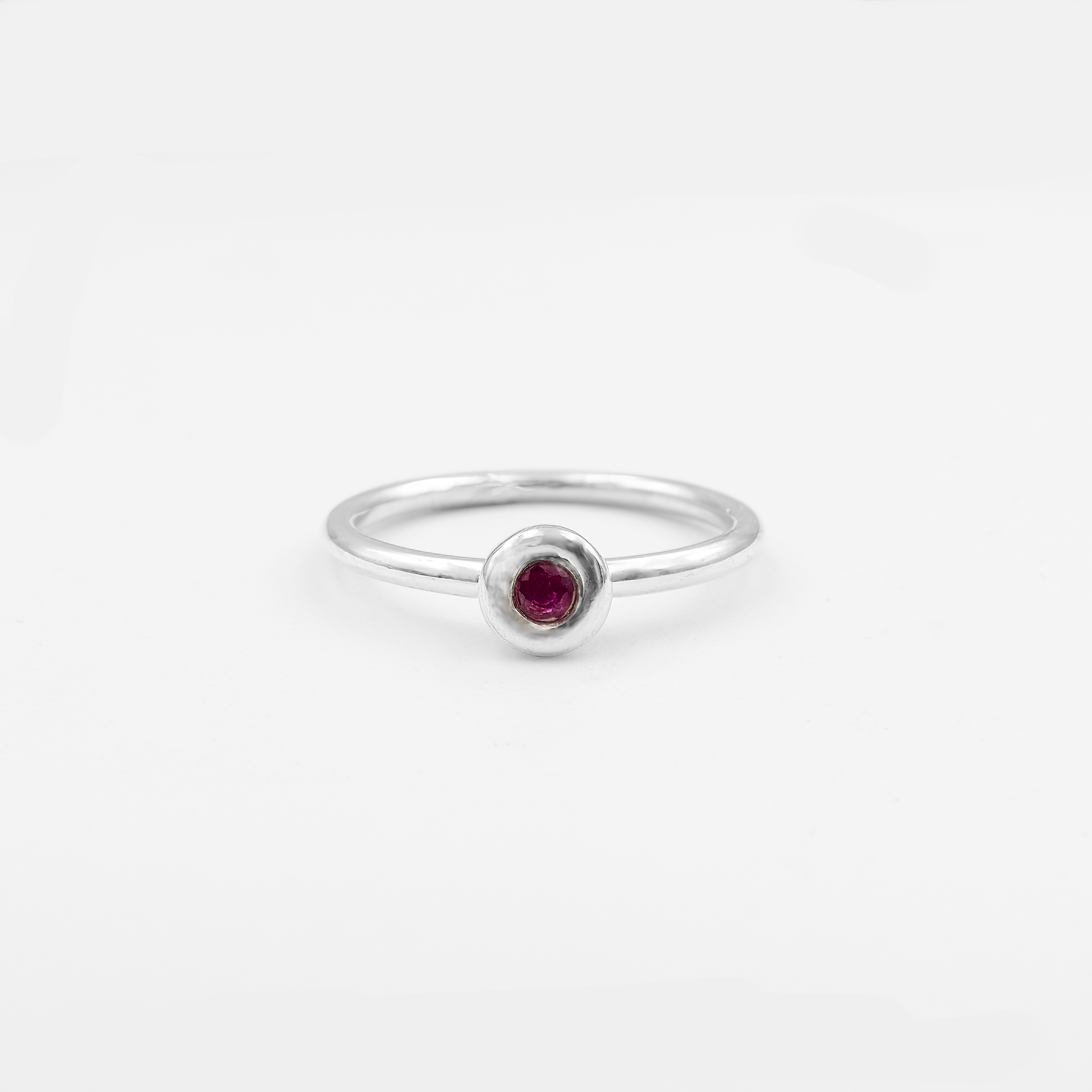 טבעת זהב לבן 14 קראט עם רובי אדומה עזת צבע, משובצת במרכז במסגרת עדינה ומודרנית שמדגישה את יופיה הטבעי של האבן. האבן מייצגת תשוקה, אומץ, וחוזק פנימי, והעיצוב הקלאסי עם טוויסט עדכני מעניק לתכשיט תחושה של יוקרה עכשווית. טבעת שמדברת אל אישה נועזת, מלאת חיים, שמחפשת תכשיט שמקרין את האופי החזק שלה בכל הזדמנות.