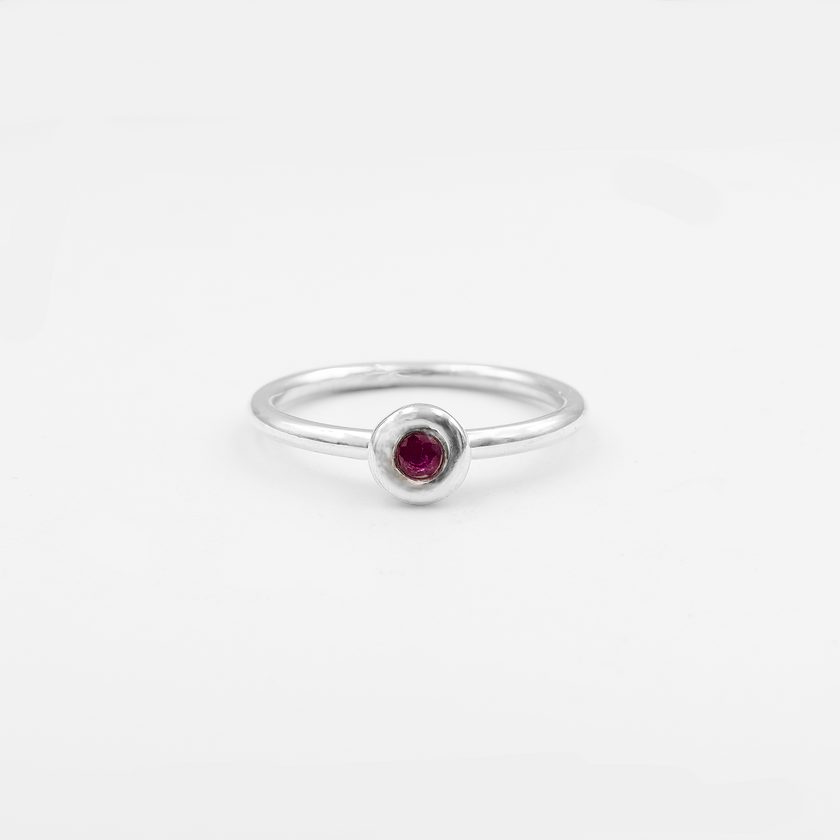 טבעת זהב לבן 14 קראט עם רובי אדומה עזת צבע, משובצת במרכז במסגרת עדינה ומודרנית שמדגישה את יופיה הטבעי של האבן. האבן מייצגת תשוקה, אומץ, וחוזק פנימי, והעיצוב הקלאסי עם טוויסט עדכני מעניק לתכשיט תחושה של יוקרה עכשווית. טבעת שמדברת אל אישה נועזת, מלאת חיים, שמחפשת תכשיט שמקרין את האופי החזק שלה בכל הזדמנות.