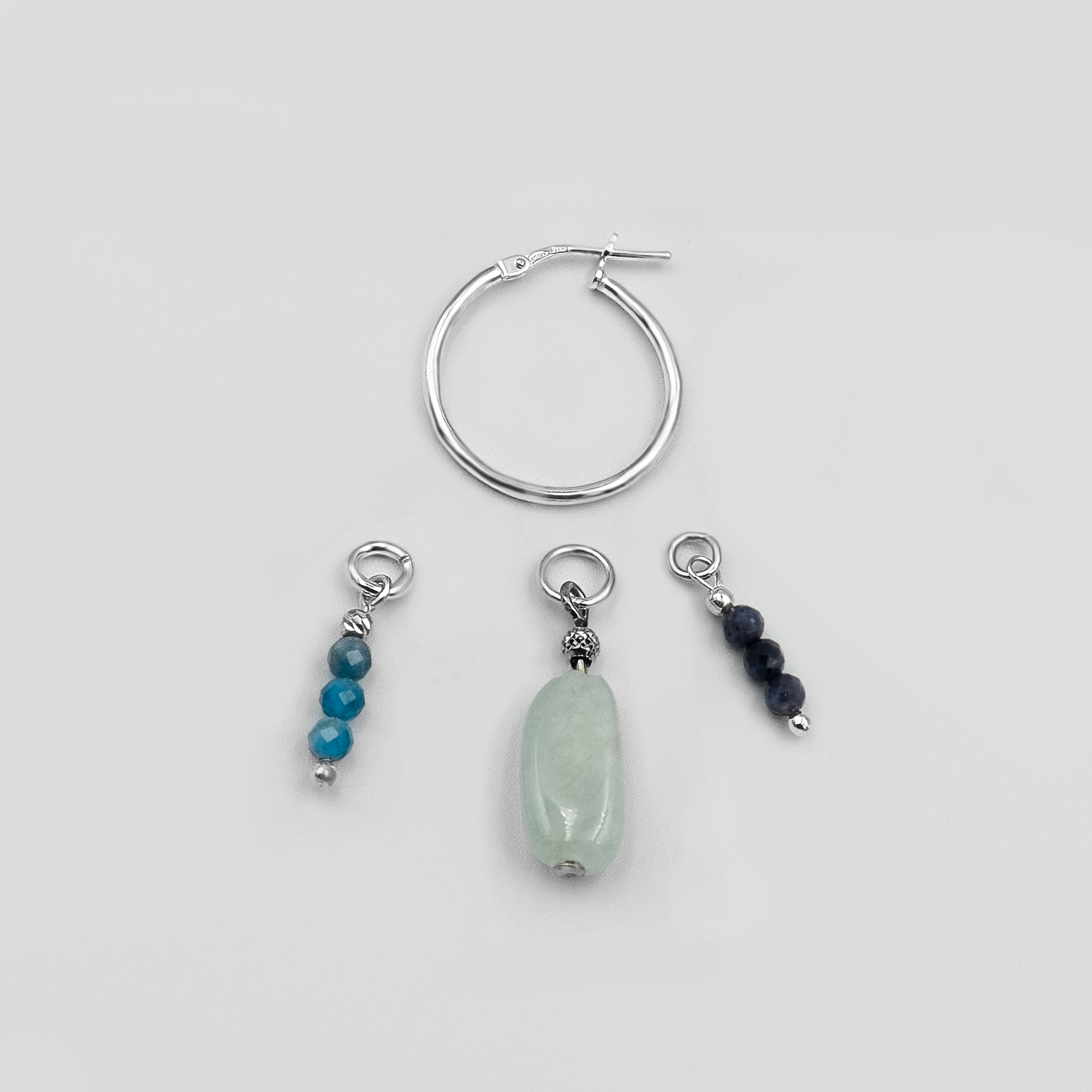 Monica עגילים עם סט 6 צ'ארמים