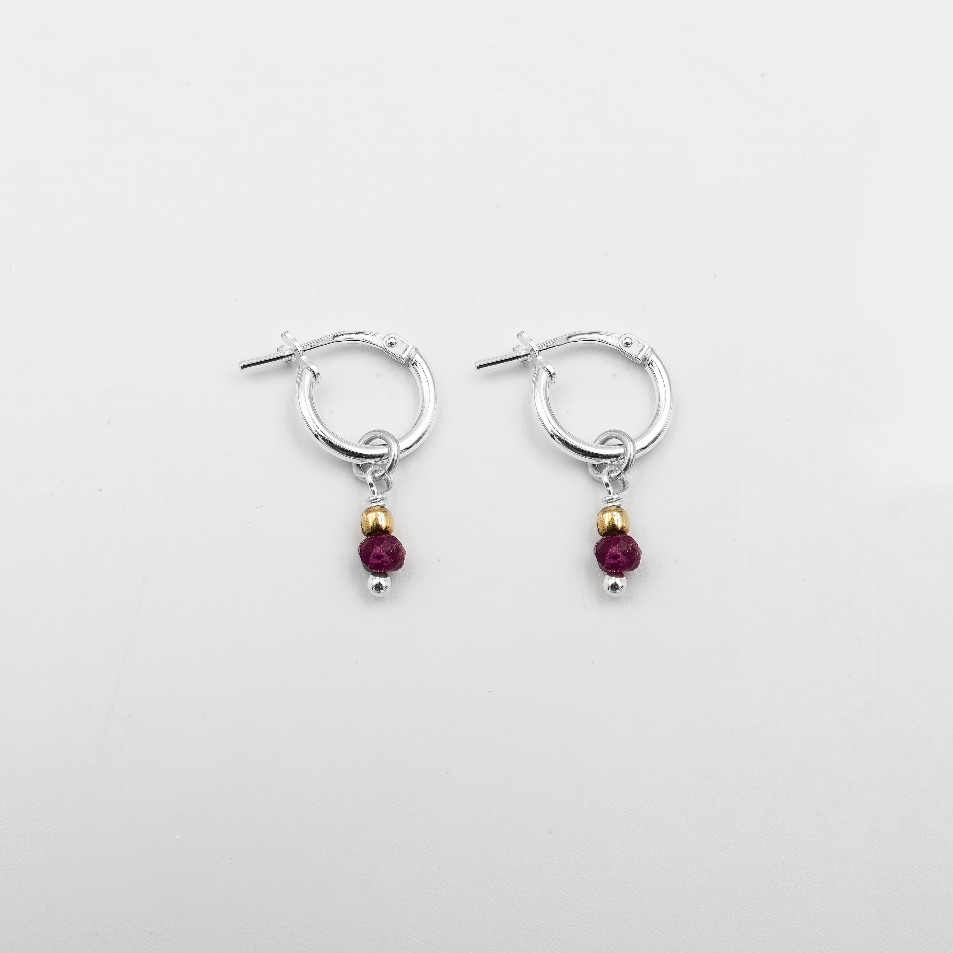 עגילי חישוק מזהב 14 קראט עם צ'ארמים של רובי טבעי – תכשיט מלא עוצמה ויוקרה. כל תליון רובי מוסיף ניצוץ אדום עמוק ודרמטי לעגיל, כשהזהב האמיתי מספק רקע זוהר ומעודן. שילוב מרהיב של חום, אנרגיה ונשיות עוצמתית. מתאימים למראה ערב אלגנטי או ליום שבו את רוצה לבלוט. מושלם גם כמתנה לאישה עם נוכחות.

