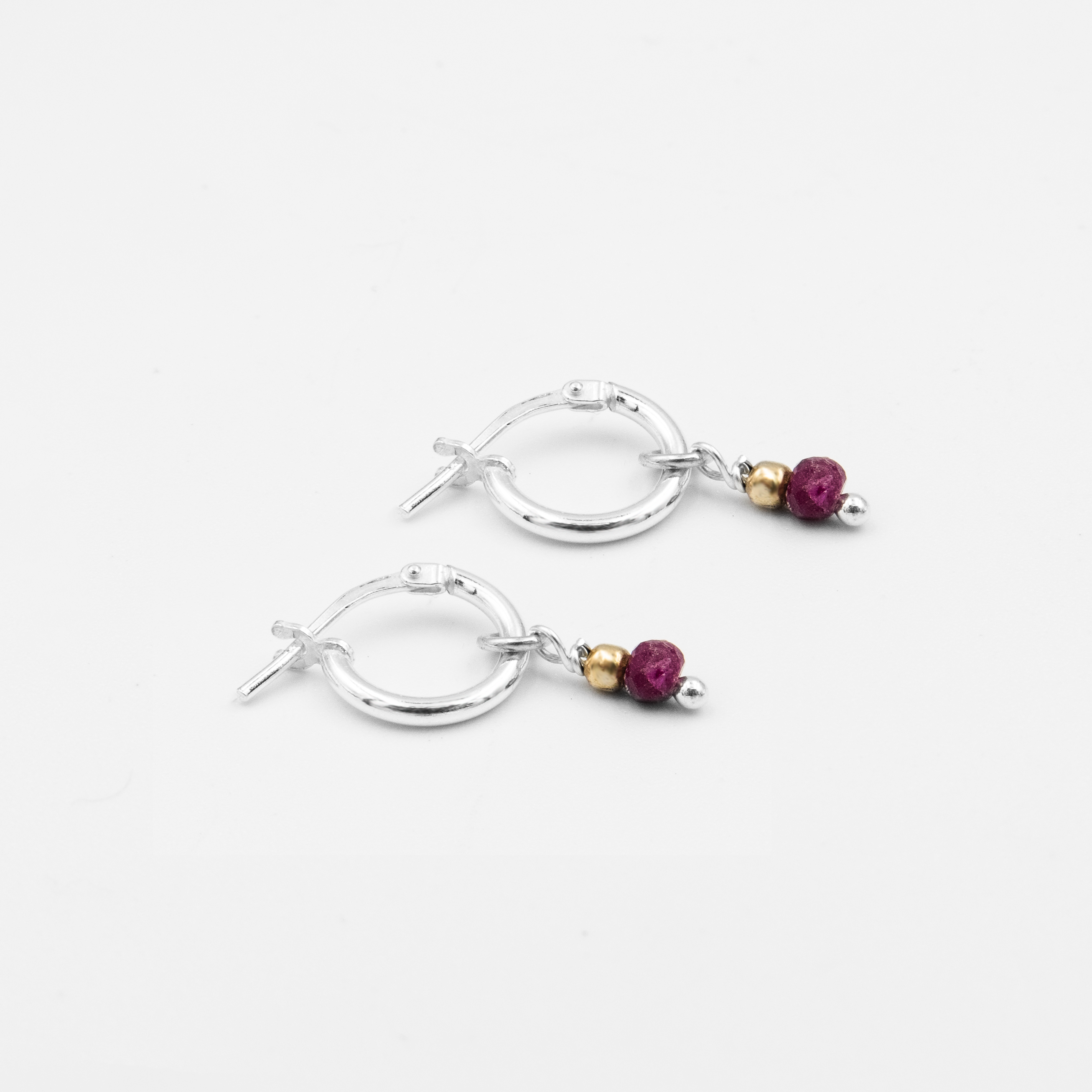 עגילי זהב 14K עם תליוני רובי טבעי – פריט שובה לב עם נגיעה מלכותית. האדום העמוק של הרובי משתלב באלגנטיות עם הזהב הנצחי ויוצר תכשיט שמקרין עוצמה, אהבה ותשוקה. הצ’ארמים נעים ברכות, מעניקים תנועה ואור לפנים, ומוסיפים טאצ' יוקרתי לכל הופעה.

