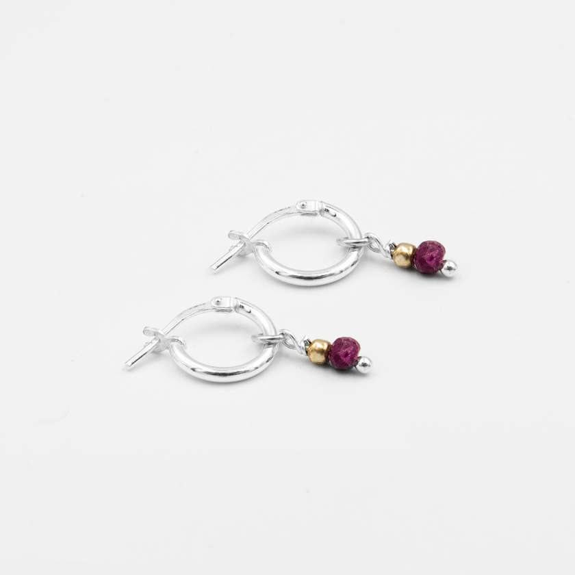 עגילי זהב 14K עם תליוני רובי טבעי – פריט שובה לב עם נגיעה מלכותית. האדום העמוק של הרובי משתלב באלגנטיות עם הזהב הנצחי ויוצר תכשיט שמקרין עוצמה, אהבה ותשוקה. הצ’ארמים נעים ברכות, מעניקים תנועה ואור לפנים, ומוסיפים טאצ' יוקרתי לכל הופעה.

