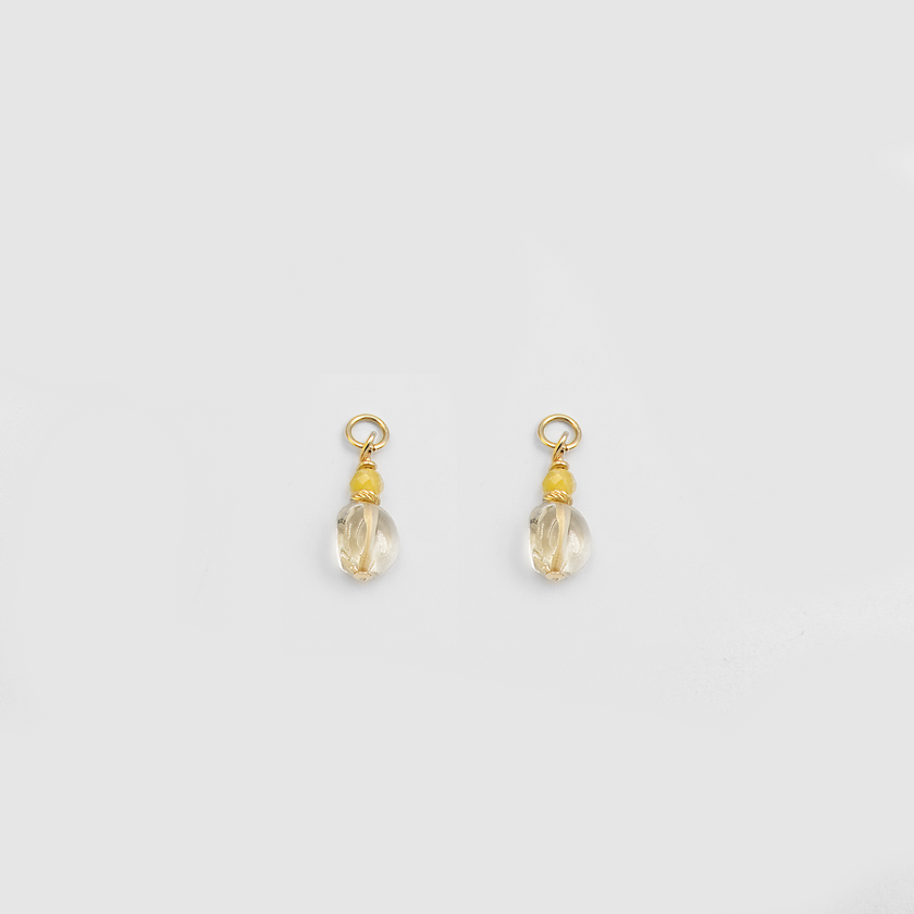 עגילים מזהב 14K עם צ'ארמים עדינים של אופל צהוב וסיטרין – שילוב קייצי, עליז ומלא אור. האבן השקופה של הסיטרין מפזרת ברק חמים, בעוד האופל מוסיף אפקט פנינה בגוון לימוני מעודן. עגילים קלילים, אלגנטיים ומעוררי שמחה – אידיאליים כמתנה מיוחדת או לפינוק יומיומי מלא שיק.

