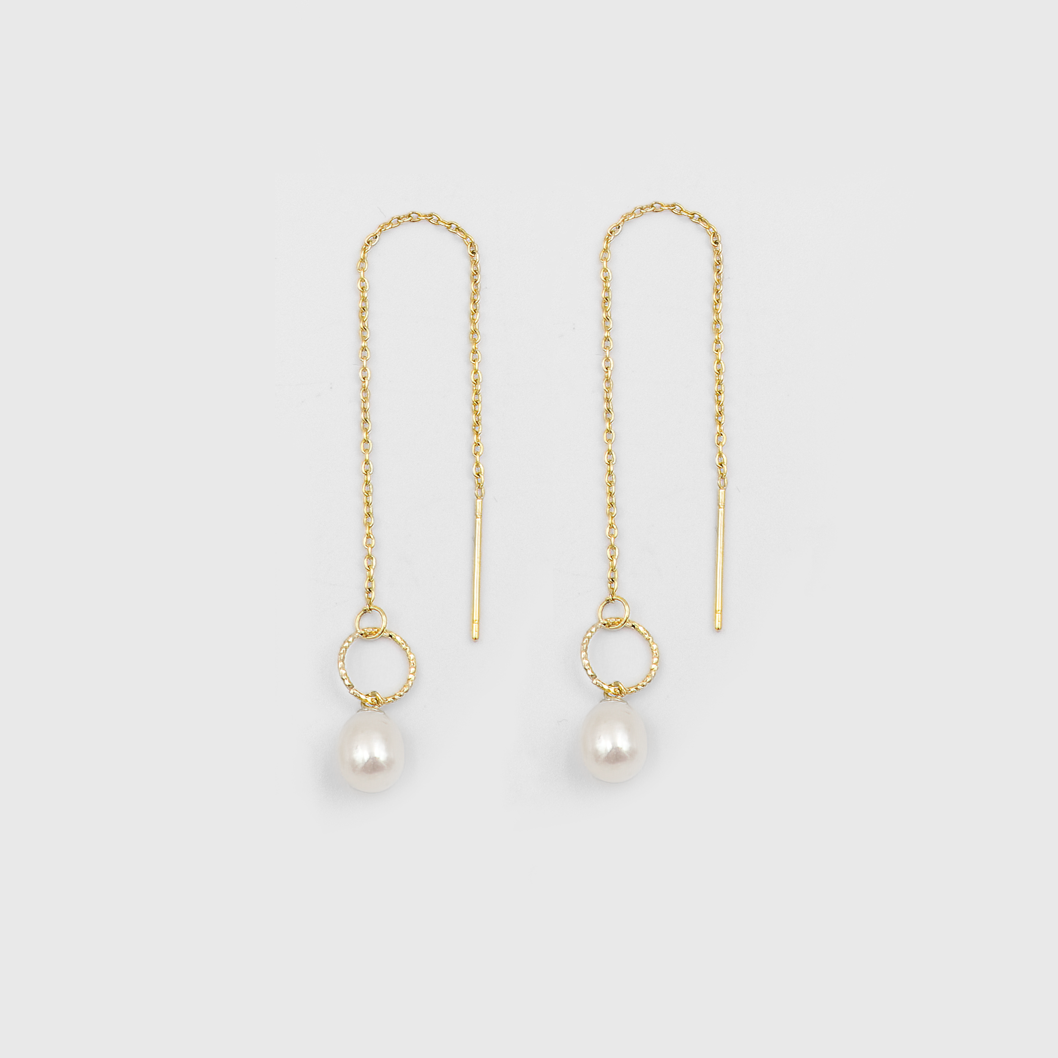 עגילי פנינה עדינים אלה משלבים בין עיצוב מודרני לאלגנטיות קלאסית, עם שרשרת דקיקה מזהב 14 קראט המתנדנדת בעדינות ומסתיימת בפנינה מתורבתת קסומה. כל תנועה גורמת לפנינה היפה לנוע קלות באור רך, מה שמדגיש את הזוהר הטבעי שלה ואת ברק הזהב. עגילי שרשרת יוקרתיים אלה מעניקים נגיעה של יוקרה לכל מראה – מושלמים לשילוב עם שמלת ערב אלגנטית, וגם כתוספת עדינה ומלאת שיק למראה יומיומי יוקרתי. הזהב 14 קראט האיכותי והפנינה המתורבתת הנבחרת בקפידה מבטיחים תכשיט יוקרתי שתיהני ממנו לאורך זמן.
