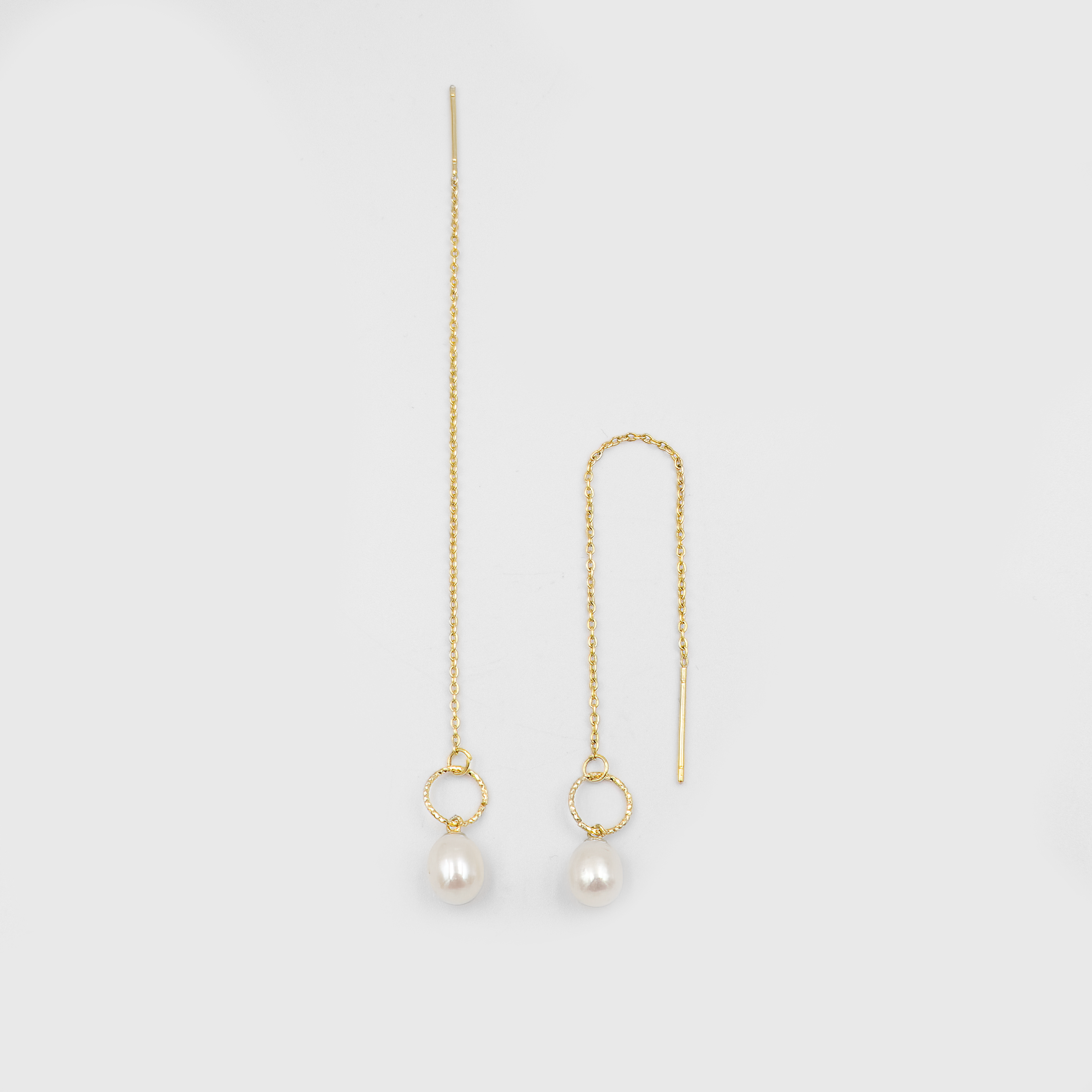 עגילי שרשרת אלגנטיים עשויים מזהב אמיתי 14 קראט, בעיצוב עדין שבו שרשרת זהב דקיקה משתלשלת באלגנטיות. בקצה כל עגיל תלויה פנינה מתורבתת מבריקה המוסיפה נופך של זוהר קלאסי. השילוב המרהיב בין זהב 14 קראט יוקרתי לפנינה הקלאסית הופך את העגילים לתכשיטי יוקרה על-זמניים, המשדרים אלגנטיות ועידון. החומרים האיכותיים – זהב אמיתי ופנינה מתורבתת – מבטיחים ברק ועמידות לאורך שנים. עגילי פנינה יוקרתיים אלה מתאימים להפליא למראה ערב זוהר וגם כתוספת של יוקרה למראה יומיומי מוקפד.
