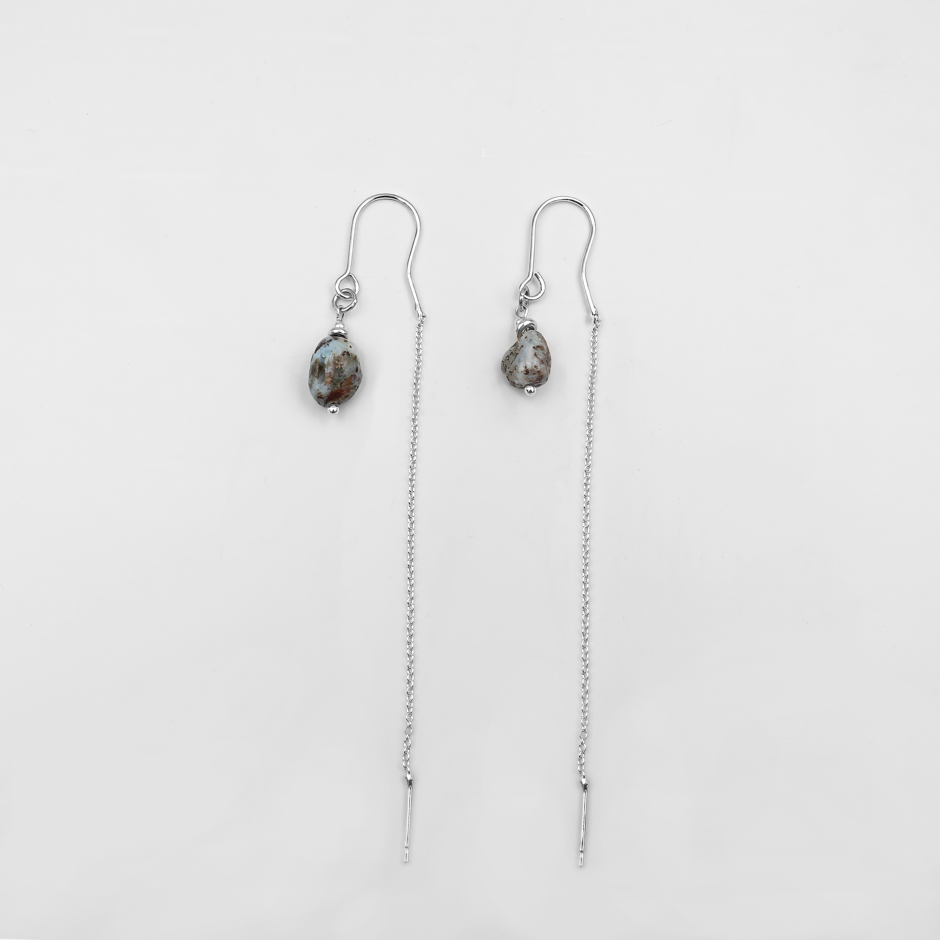 עגילי שרשרת בעבודת יד עם אבן לרימר טבעית בגוון תכלת ים מרהיב. עיצוב קליל ונשי עם תחושת תנועה רכה וברק טבעי. הלרימר מביא עמו אנרגיה של רוגע, חיבור לטבע ולמים. תכשיט שמתאים לנשים שמחפשות יופי שקט, ייחודי ונוגע.

