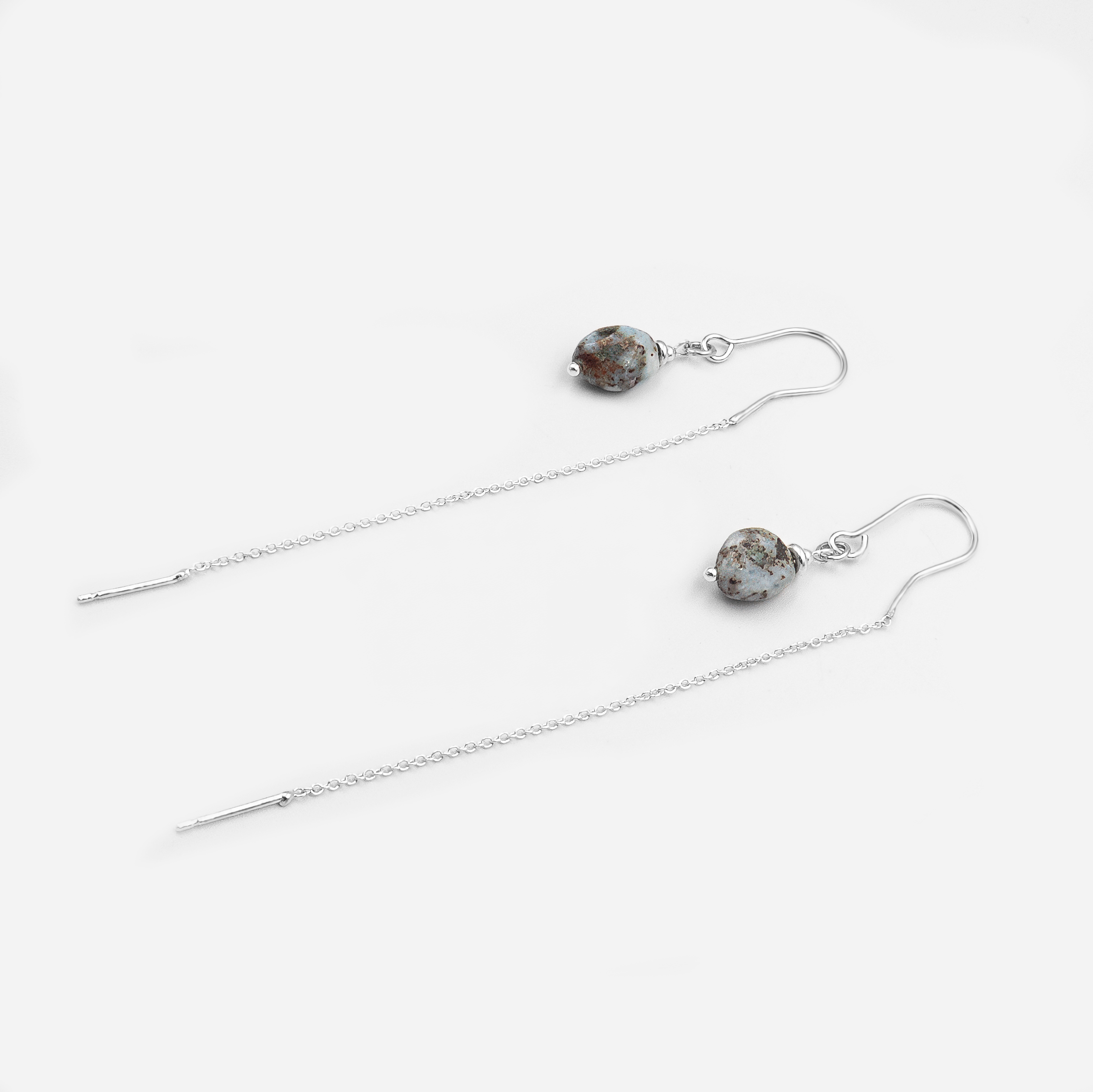 עגילים ארוכים בעיצוב עדין עם אבן לרימר אמיתית בקצה שרשרת מתכת דקה. הגוון התכול הרך של הלרימר משתלב עם קווים אלגנטיים ונשיים. מתאים ליום או לערב, מושלם לנשים שמתחברות ליופי טבעי, צבעים מרגיעים וסטייל נינוח.

