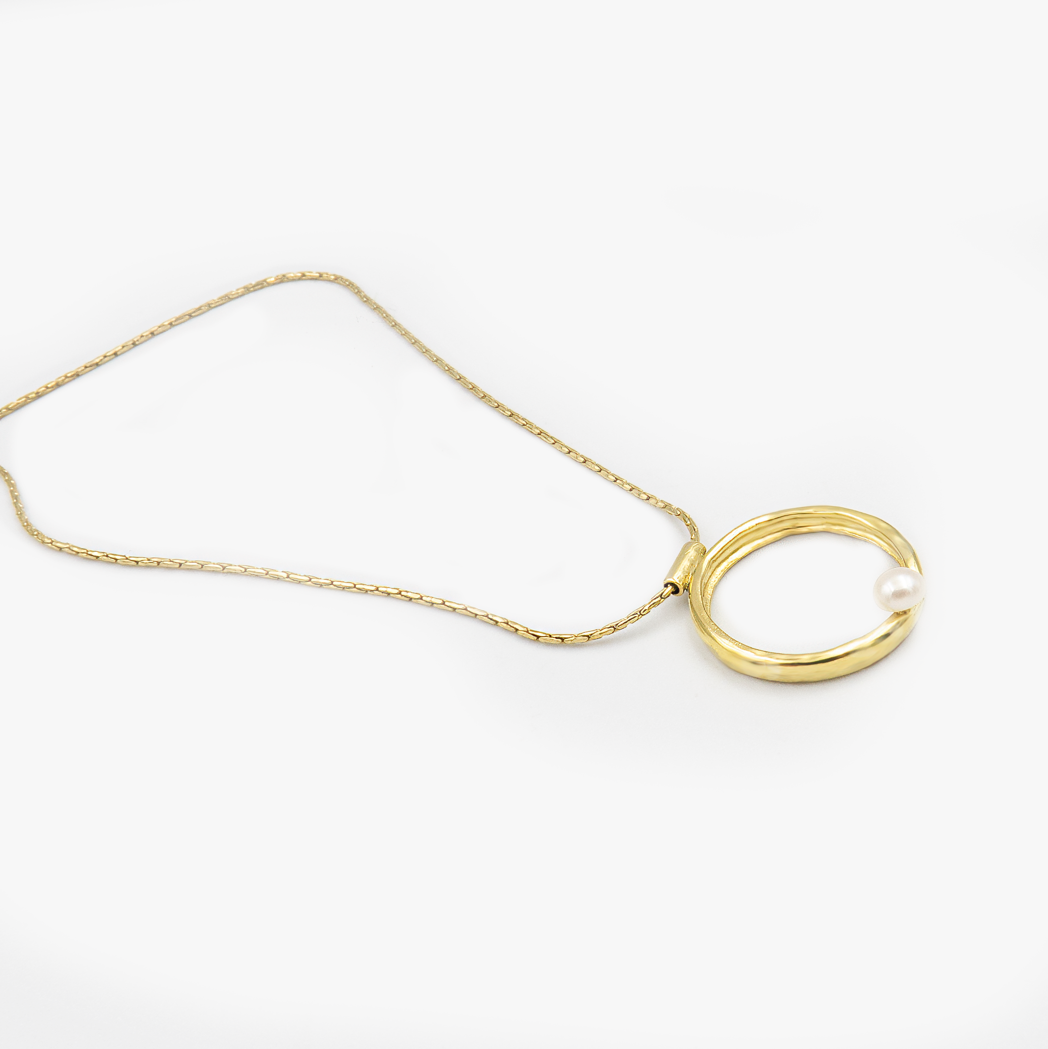 שרשרת בעיצוב אלגנטי עם תליון מוזהב בגודל דומיננטי, המשובץ בפנינת שמנת מעודנת – תכשיט קלאסי בעל נוכחות בולטת. הפנינה ממוקמת במרכז התליון ומקרינה אור רך וטבעי, תוך יצירת ניגוד מחמיא עם הציפוי הזהוב. עיצוב השרשרת משלב בין עידון נשי עם נגיעה עכשווית, ומתאים לאירועים חגיגיים כמו גם ללבוש יומיומי עם נגיעה נשית. פנינים ידועות כמשדרות תחושת רוגע ואלגנטיות – ויחד עם הזהב, נוצרת הרמוניה מושלמת בין אלגנטיות לחמימות.