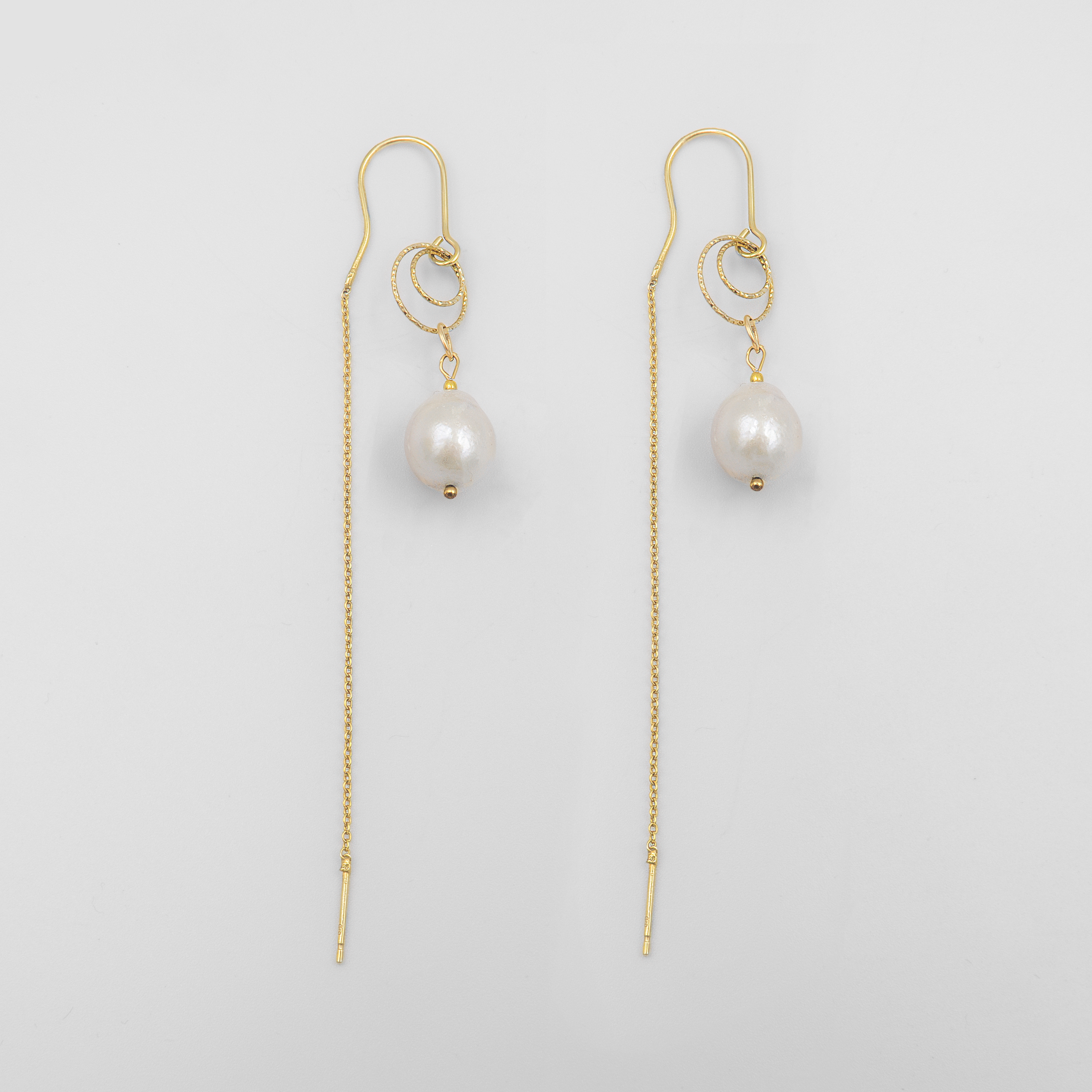 עגילי שרשרת עדינים עם פנינה לבנה מושלמת – שילוב של רוך ונוכחות. תכשיט בעבודת יד עם מסר רגשי עמוק – מתאים לכלה או לאמא שצועדת בגאווה לצד ילדיה ביום החשוב בחייהם. בחירה מושלמת לאירוע של פעם בחיים, עם אלגנטיות ונשמה.

