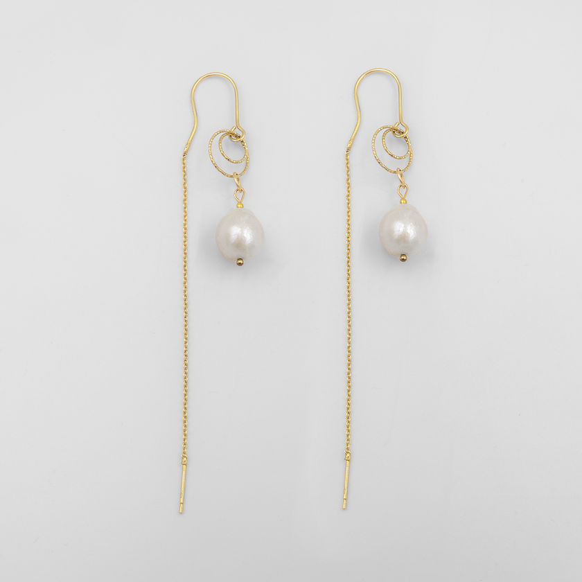 עגילי שרשרת עדינים עם פנינה לבנה מושלמת – שילוב של רוך ונוכחות. תכשיט בעבודת יד עם מסר רגשי עמוק – מתאים לכלה או לאמא שצועדת בגאווה לצד ילדיה ביום החשוב בחייהם. בחירה מושלמת לאירוע של פעם בחיים, עם אלגנטיות ונשמה.

