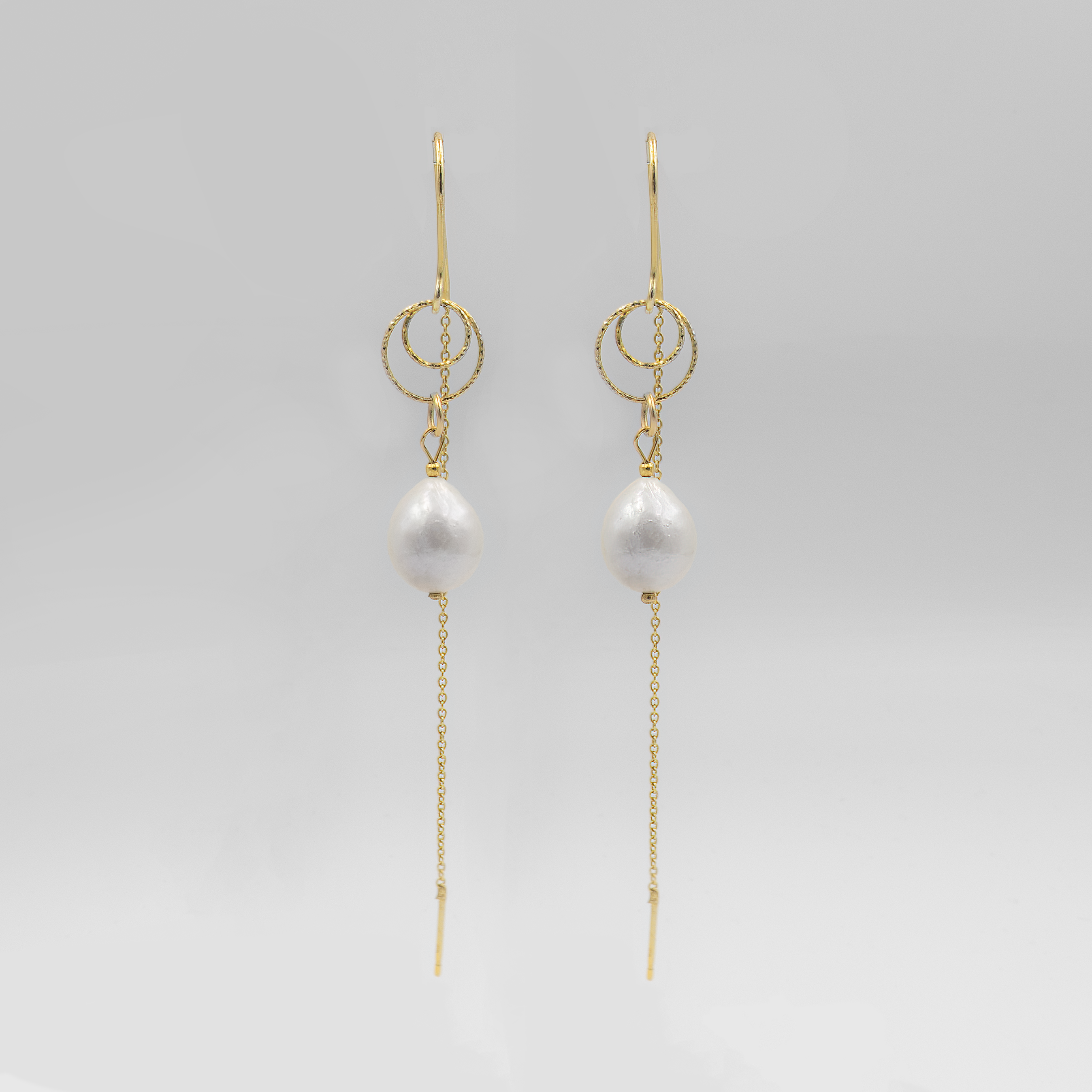 עגילי שרשרת בעבודת יד עם פנינה לבנה טבעית – תכשיט אלגנטי, רך ומלא משמעות. מתאימים לכלה ביום חתונתה, או כמתנה מכבדת ומרגשת לאמא של הכלה או החתן. הפנינה מסמלת טוהר, אהבה ונשיות, והעיצוב הדקיק יוצר תנועה נעימה ותחושת זרימה עדינה.

