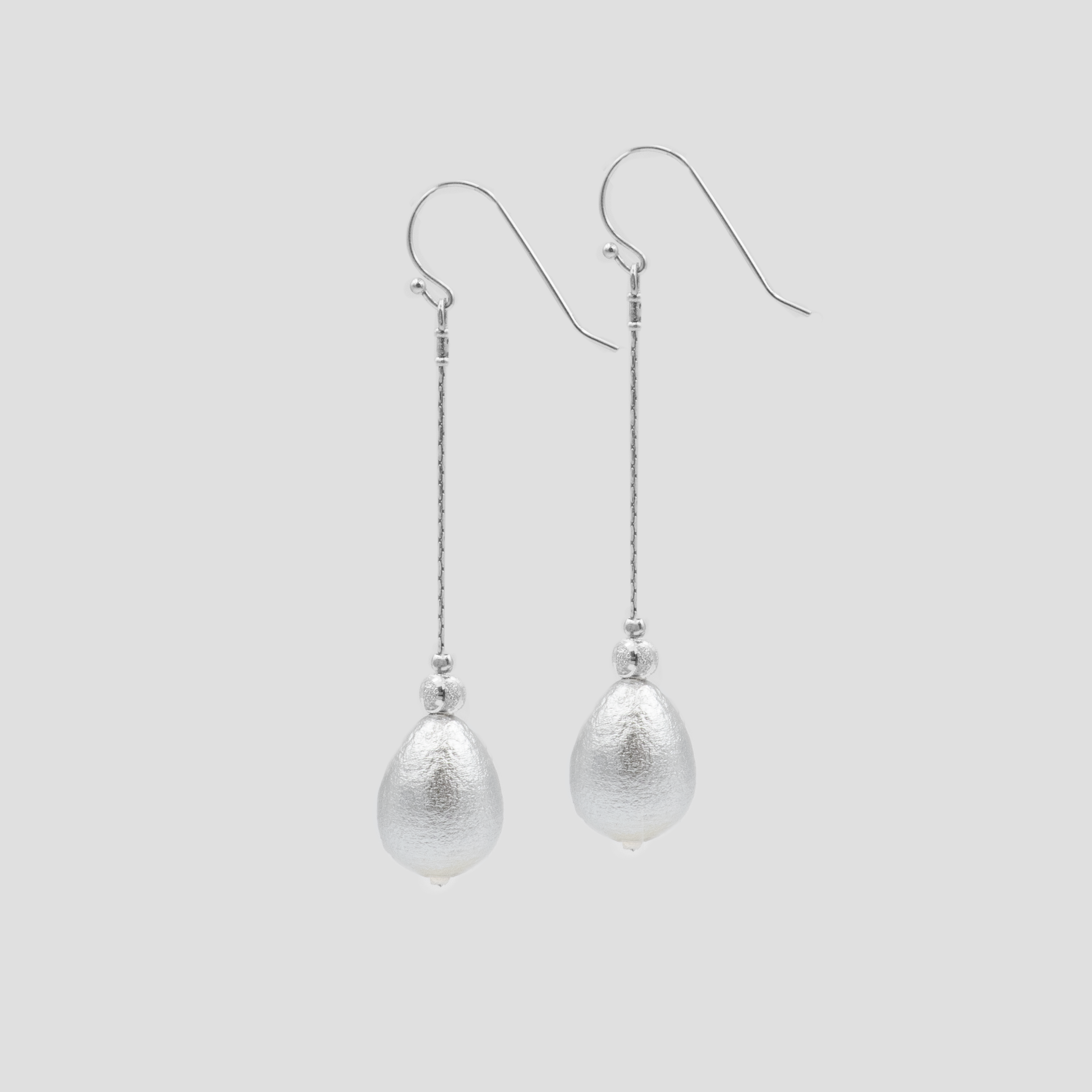 עגילים ארוכים ואלגנטיים עם פנינה אפורה טבעית, בעיצוב נשי ורך. הפנינה בגוון אפור מעושן מעניקה מראה מתוחכם, אלגנטי ועל-זמני. תכשיט בעבודת יד שמתאים לאירועים מרגשים כמו חתונה – מתנה מושלמת לאמא של הכלה או של החתן, כסמל להוקרה, אהבה וסטייל בלתי מתפשר.

