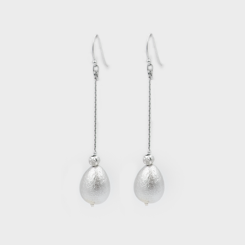 עגילי פנינה אפורה בעיצוב ארוך ומתוחכם – שילוב של יופי טבעי ואלגנטיות נקייה. הפנינים משתלשלות בעדינות ויוצרות תנועה מחמיאה ומראה יוקרתי. מתנה משמעותית ומרגשת לאמא של החתן או הכלה, ליום החתונה או כאות תודה על אהבה וליווי דרך.

