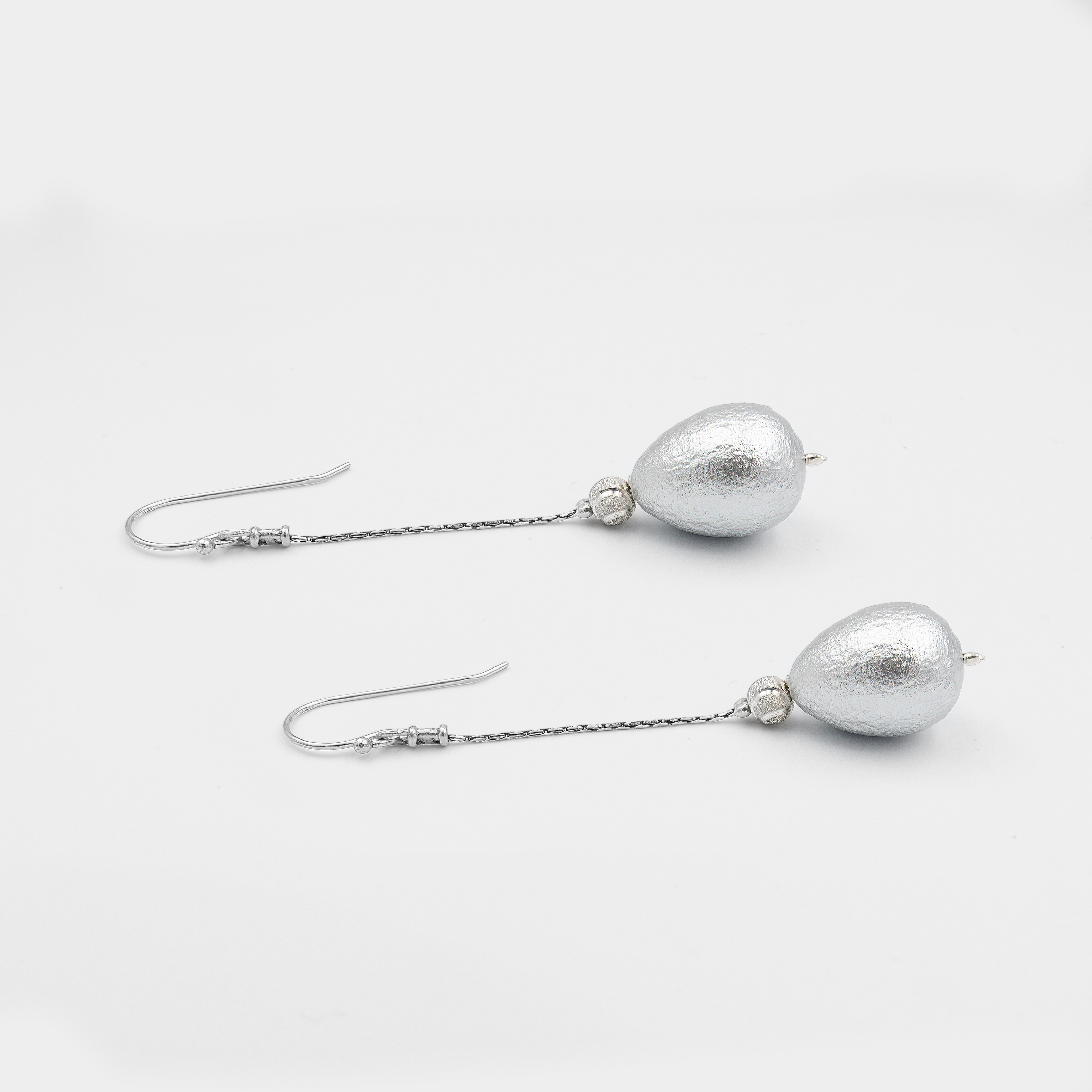 עגילים בעיצוב קלאסי ואלגנטי עם פנינה אפורה בגוון עדין ויוקרתי. משתלבים נהדר עם שמלה חגיגית או מראה אלגנטי לערב חתונה. מתנה נפלאה לאמא של החתן או הכלה – תכשיט שמביע כבוד, הערכה ונוכחות שקטה ביום מיוחד ומרגש. מתאים גם כאוצר אישי לשנים קדימה.

