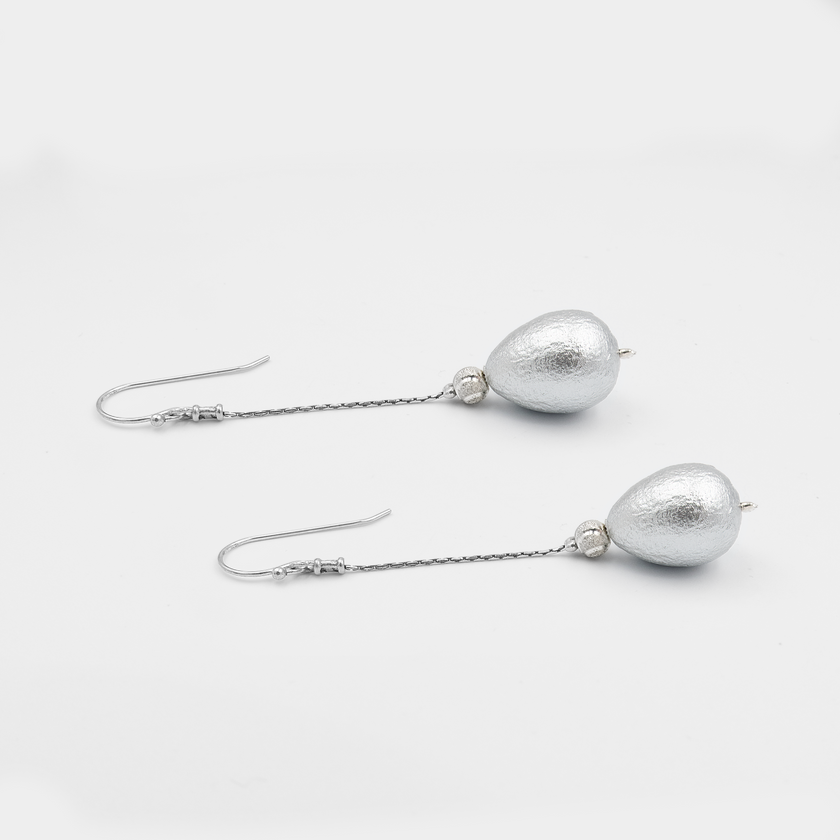 עגילים בעיצוב קלאסי ואלגנטי עם פנינה אפורה בגוון עדין ויוקרתי. משתלבים נהדר עם שמלה חגיגית או מראה אלגנטי לערב חתונה. מתנה נפלאה לאמא של החתן או הכלה – תכשיט שמביע כבוד, הערכה ונוכחות שקטה ביום מיוחד ומרגש. מתאים גם כאוצר אישי לשנים קדימה.

