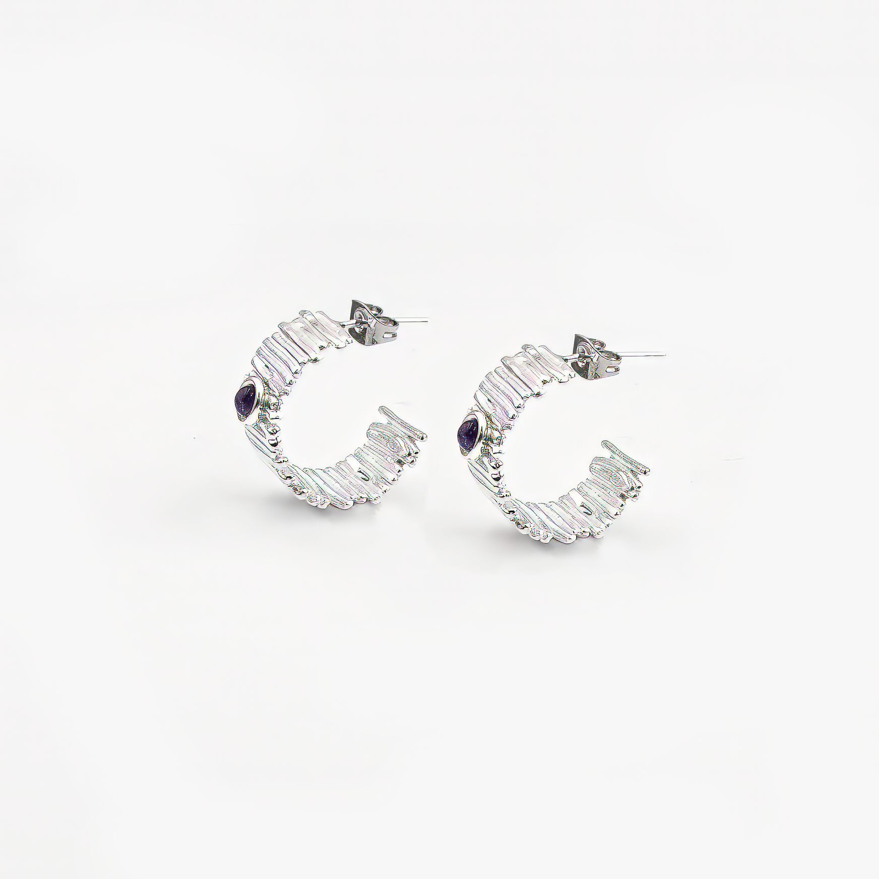 עגילי חישוק בעבודת יד מכסף טהור 925, משובצים באמטיסט טבעי – תכשיט שמשלב בין רוך לנוכחות. האבן הסגולה מעניקה תחושת שלווה, יציבות ועמקות פנימית, והופכת את העגילים לפריט לא רק יפה אלא גם בעל משמעות רגשית. העיצוב המעוגל של החישוק יוצר תנועה עדינה ונשית, בעוד האמטיסט מוסיף ברק טבעי ונגיעה צבעונית מתוחכמת. מתאים לנשים בכל גיל ולמגוון סגנונות לבוש – קז'ואל אלגנטי או ערב מהודר. תכשיט אידיאלי למתנה ליום הולדת, לאירוסין או כפינוק לעצמך.

