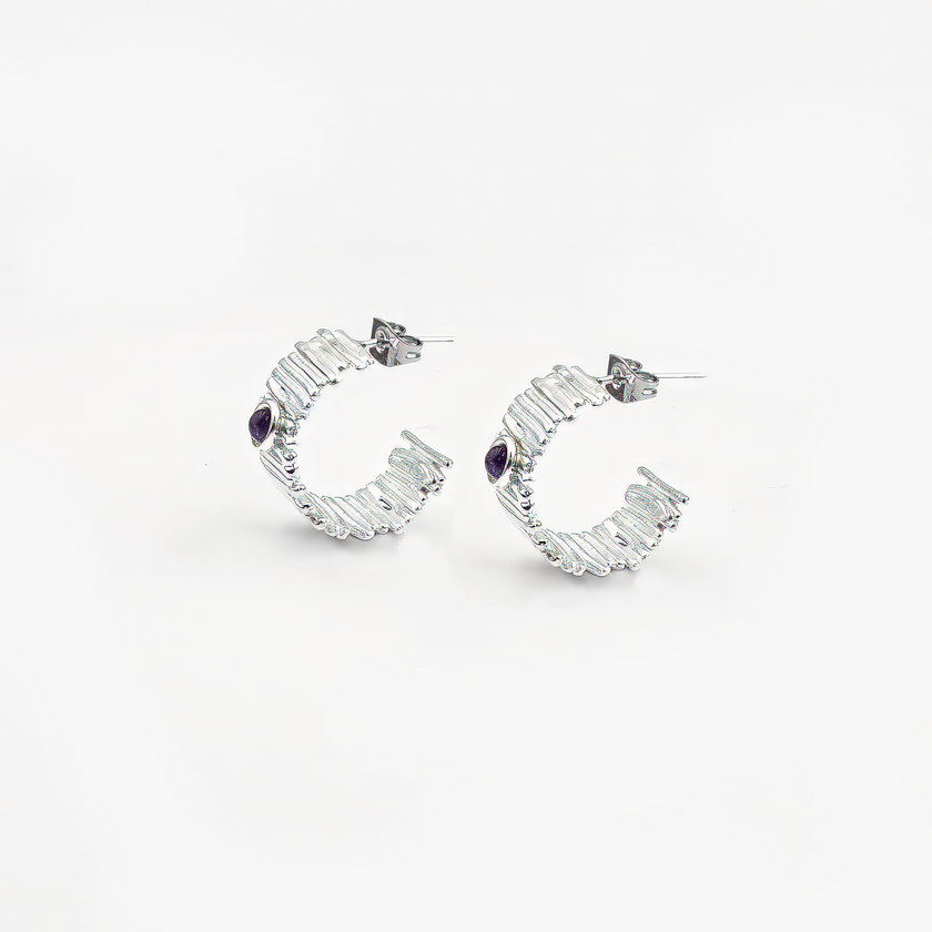 עגילי חישוק בעבודת יד מכסף טהור 925, משובצים באמטיסט טבעי – תכשיט שמשלב בין רוך לנוכחות. האבן הסגולה מעניקה תחושת שלווה, יציבות ועמקות פנימית, והופכת את העגילים לפריט לא רק יפה אלא גם בעל משמעות רגשית. העיצוב המעוגל של החישוק יוצר תנועה עדינה ונשית, בעוד האמטיסט מוסיף ברק טבעי ונגיעה צבעונית מתוחכמת. מתאים לנשים בכל גיל ולמגוון סגנונות לבוש – קז'ואל אלגנטי או ערב מהודר. תכשיט אידיאלי למתנה ליום הולדת, לאירוסין או כפינוק לעצמך.

