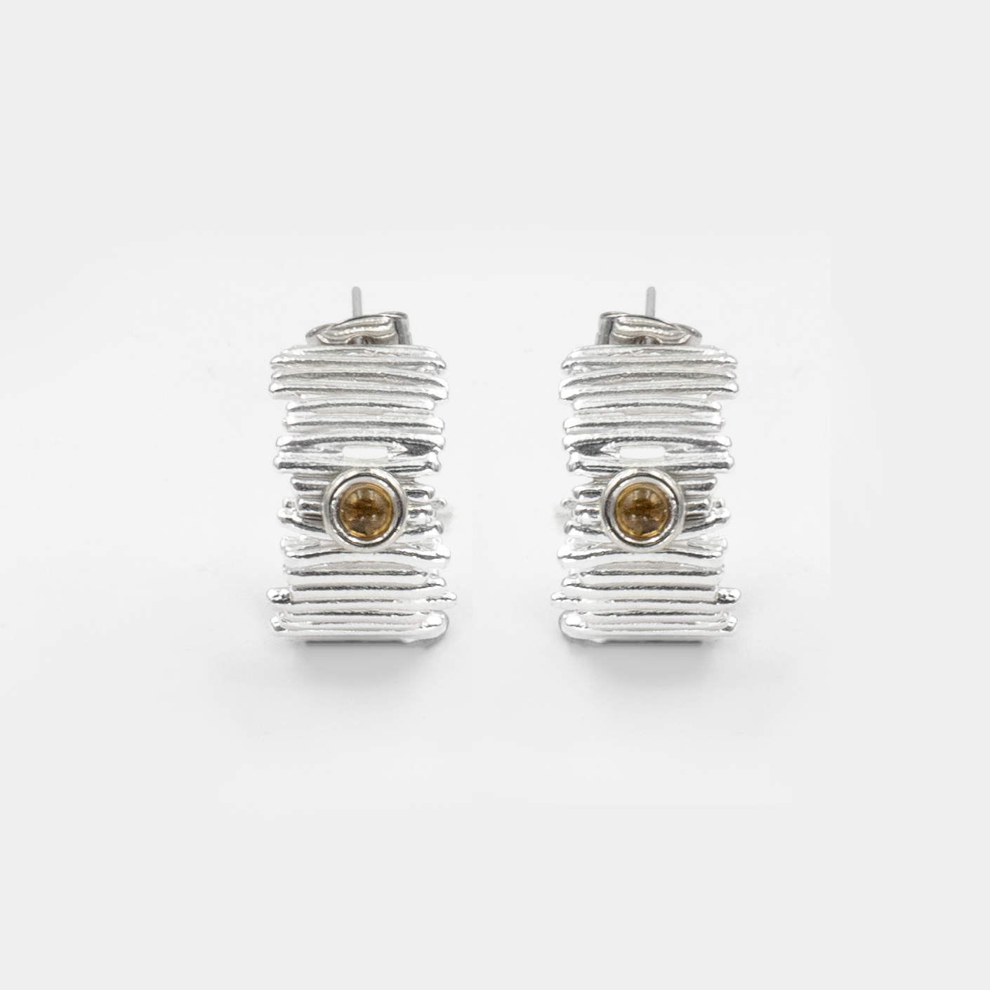 עגילי חישוק מכסף סטרלינג 925 משובצים באבן סיטרין טבעית – תכשיט מלא אור, שמחה ואלגנטיות. הסיטרין, בגוונים חמים של צהוב ודבש, נחשב לאבן של שפע, חיוביות ואנרגיה טובה. העיצוב הנקי של החישוק משתלב בהרמוניה עם הניצוץ הטבעי של האבן, ויוצר תכשיט שמתאים גם ליום וגם לערב. עגילים קלילים, נוחים ללבישה, עם סגירה מאובטחת וגימור איכותי. מתנה נפלאה לאישה עם אנרגיה זוהרת – לעצמה או למישהי אהובה. תכשיט שמוסיף אור טבעי לפנים ומבטא אופטימיות, סטייל ועדינות על-זמנית.

