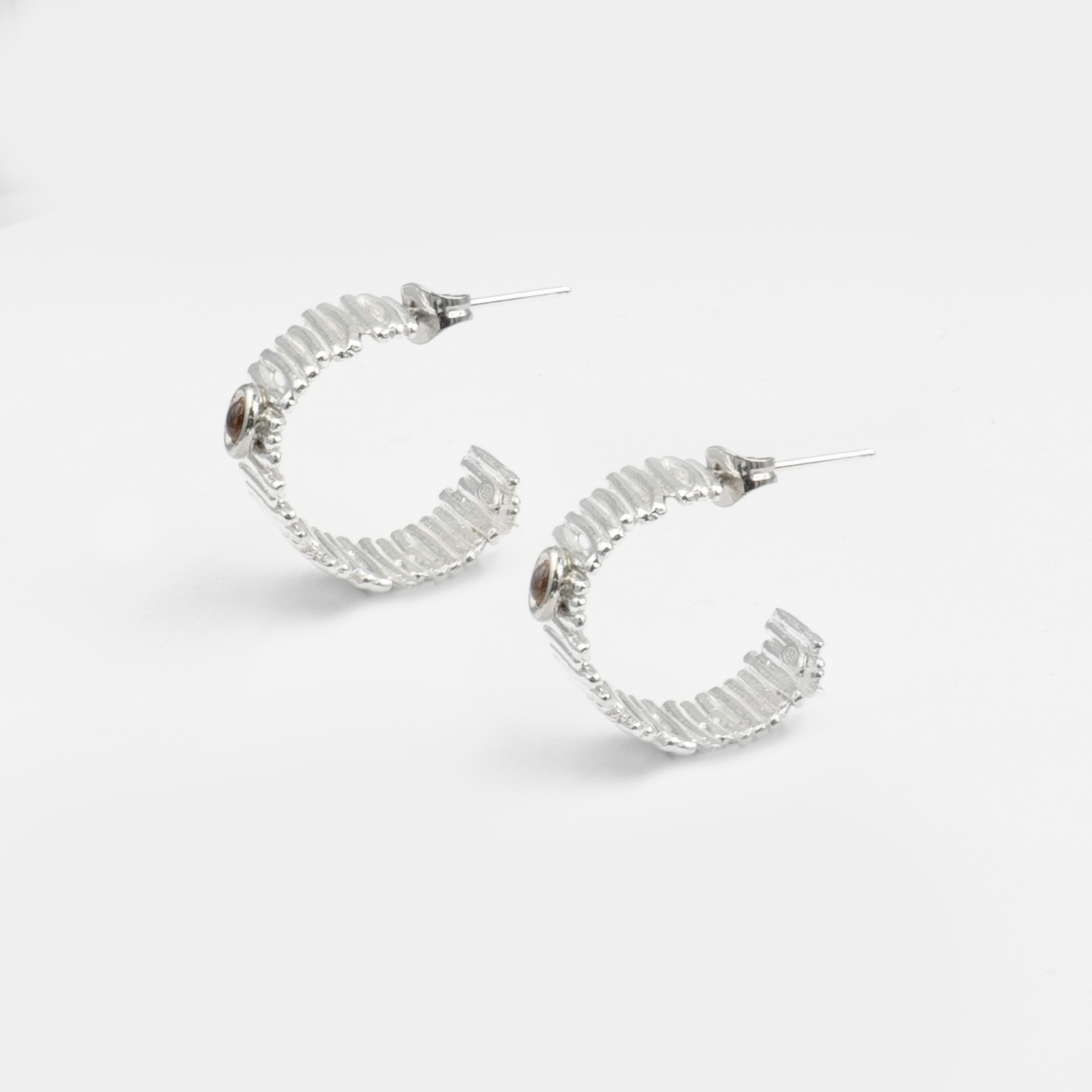 עגילי חישוק בעבודת יד מכסף טהור 925 עם אבן סיטרין בגוון זהב רך – פריט מיוחד לאוהבות מראה עדין עם נגיעת צבע חמה. הסיטרין מביא איתו שמחת חיים, חום פנימי ותחושת פתיחות, מה שהופך את העגילים לבחירה מושלמת לנשים שרוצות לשדר ביטחון וקסם אישי. תכשיט שמתאים לעונה החמה אך גם מחמם מראה חורפי – משתלב עם כל גווני העור והלבוש. העיצוב האלגנטי מבטיח התאמה לכל סגנון – קז’ואל, בוהו או ערב אלגנטי. מתנה נפלאה ליום הולדת, חג או פינוק לנשמה.

