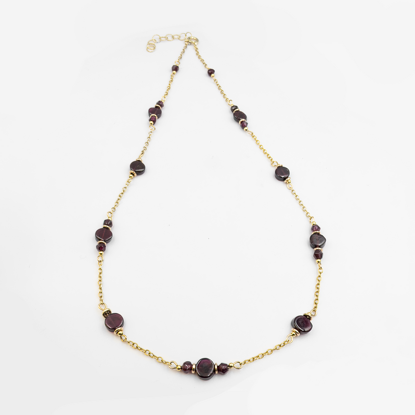 תכשיט בעבודת יד – שרשרת זהב 14 קראט עם תליון גארנט טבעי בגוון בורדו עמוק. האבן המרכזית משדרת חום, עומק ועוצמה נשית. עיצוב מינימליסטי אך בעל נוכחות, עשוי מחומרים איכותיים בזהב אמיתי שאינו מצופה. מתאים ליום או ערב, כלוק יומיומי עם טוויסט יוקרתי, או כתכשיט מיוחד לאירועים. השרשרת מושלמת כמתנה רומנטית ליום הולדת, יום נישואין או לאישה שמתחברת לאנרגיה של תשוקה וחוזק רגשי.