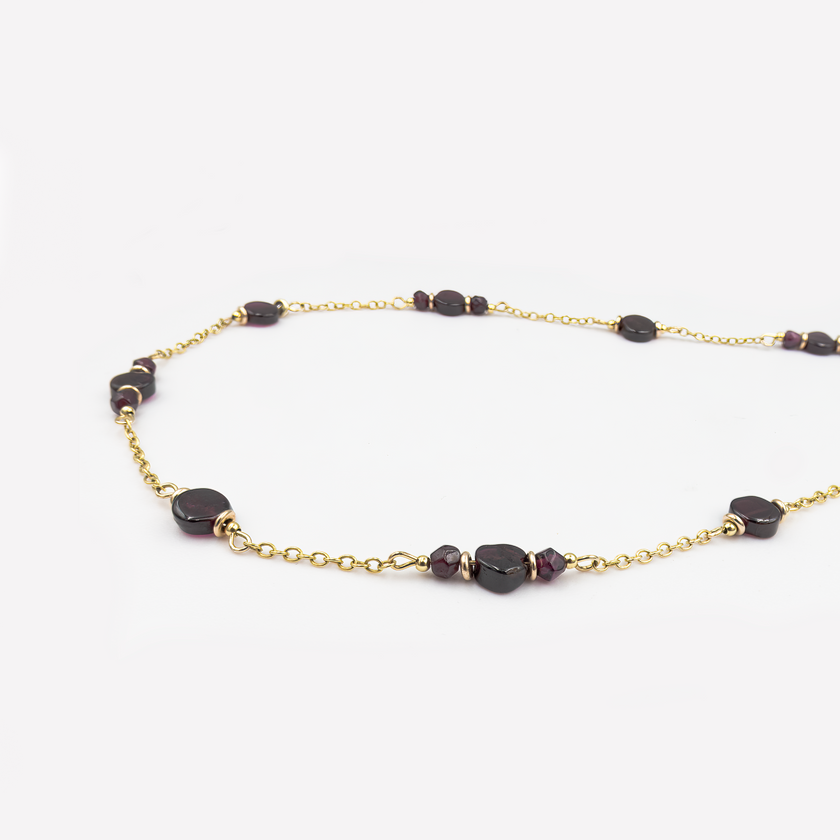 קלוז־אפ של שרשרת עדינה עשויה זהב 14 קראט עם אבן גארנט טבעית בליטוש עגול. הצבע האדום־עמוק של האבן מהדהד רגשות של אהבה עמוקה וביטחון פנימי. הזהב החם מחמיא לגוון האבן ויוצר מראה אלגנטי ונשי. תכשיט בעיצוב נקי ששם דגש על איכות, אנרגיה וסטייל אישי. מתאים לנשים שמעדיפות תכשיטים עם נוכחות שקטה ומשמעותית. פריט מושלם לאוסף תכשיטים איכותיים עם סיפור.