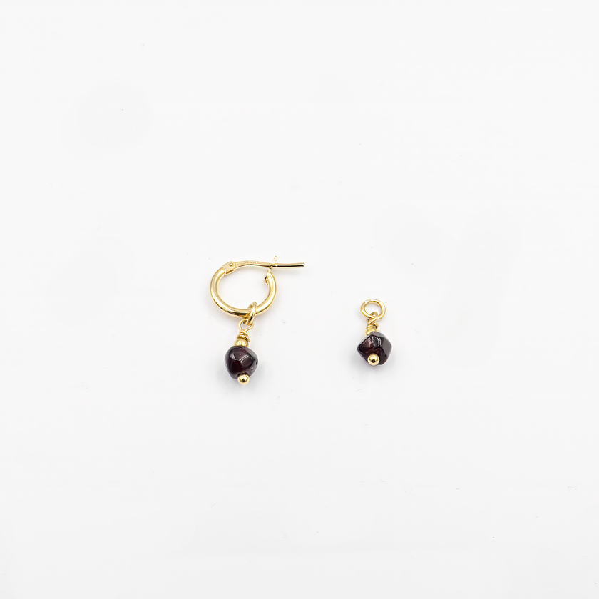 עגילי חישוק מזהב 14 קראט עם תליון אבן גארנט – תכשיט בעיצוב מודרני שמשלב בין יוקרה לטבעיות. הגארנט, עם הברק הפנימי הייחודי שלו, משתלב בהרמוניה עם הזהב, ליצירת מראה אלגנטי ומרשים. עגילים קלים ונוחים לענידה, מתאימים לכל סגנון לבוש ולכל אירוע.

