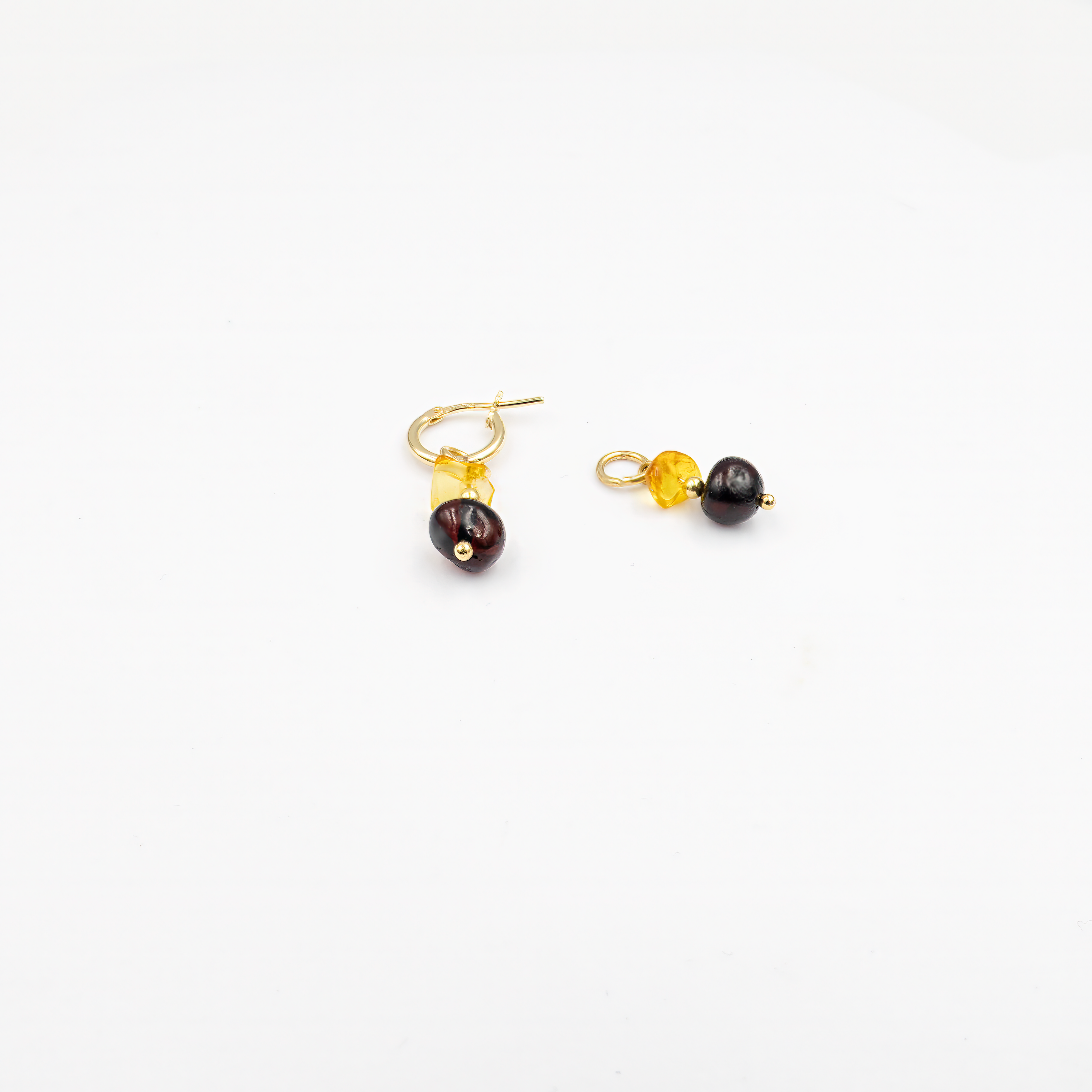 Mary עגילים עם צ'ארמים ענבר