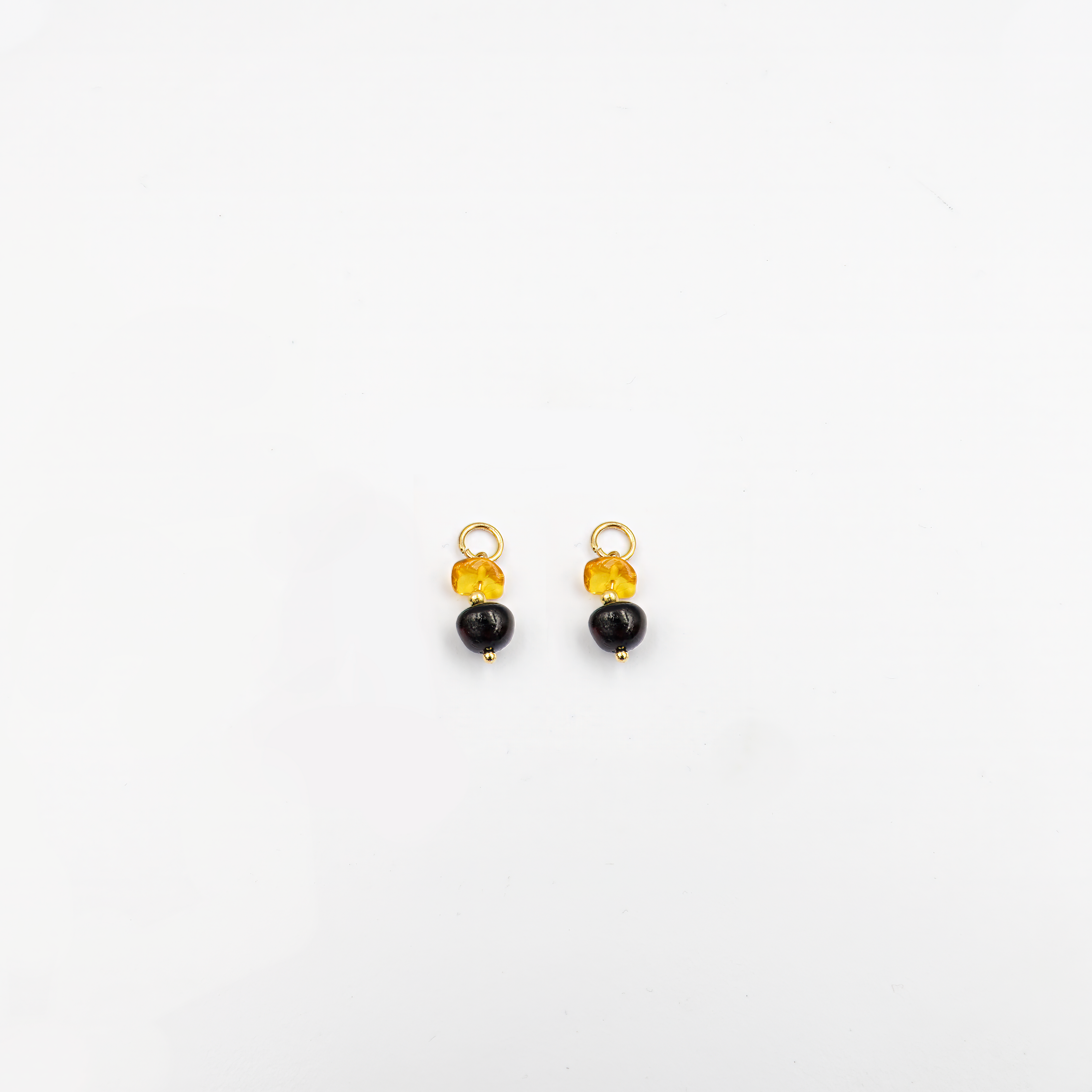 Mary עגילים עם צ'ארמים ענבר