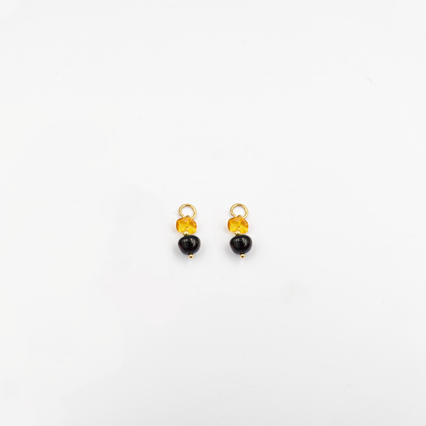 Mary עגילים עם צ'ארמים ענבר