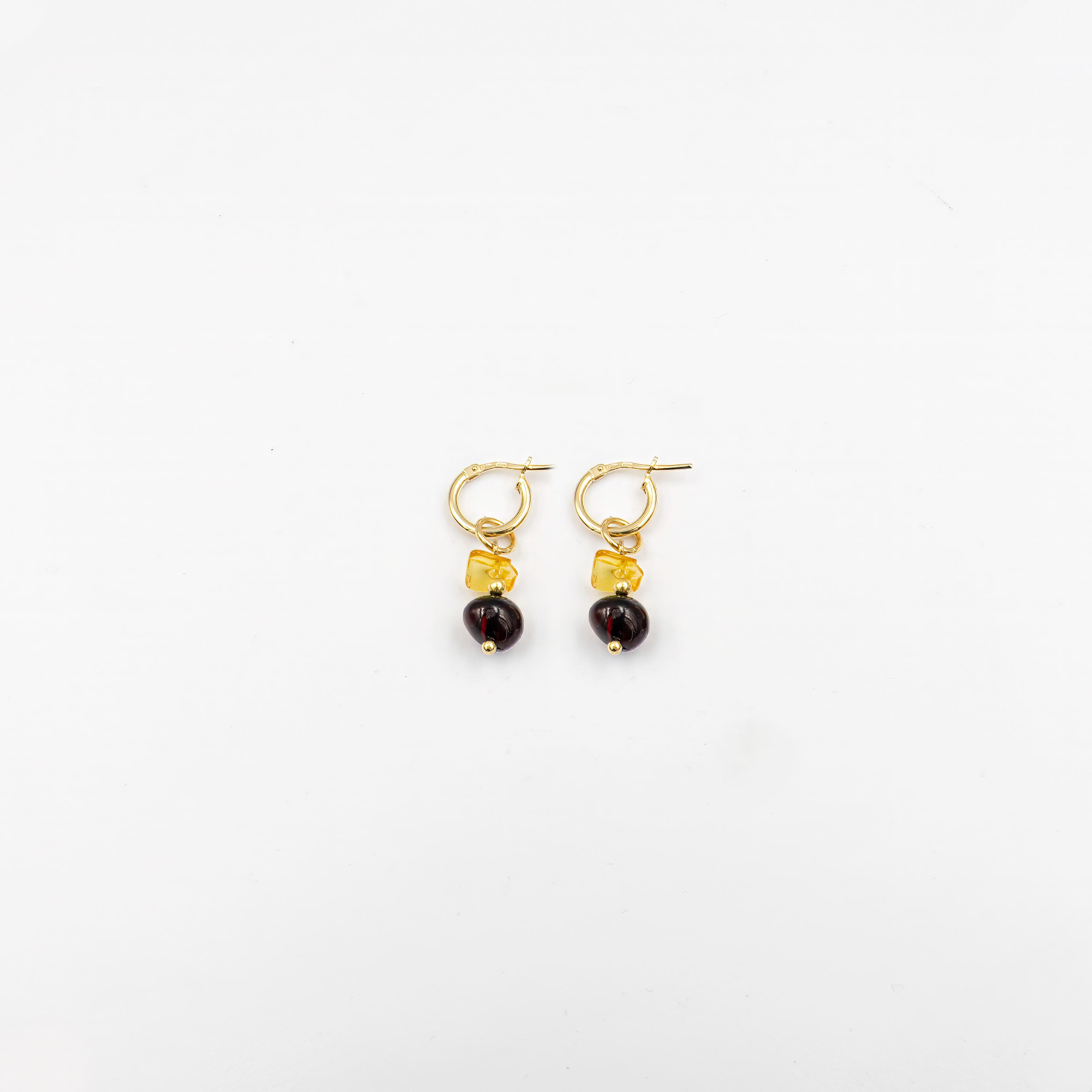 Mary עגילים עם צ'ארמים ענבר