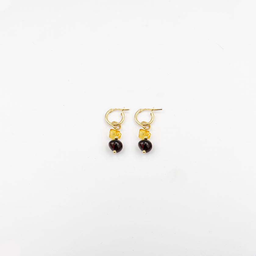 Mary עגילים עם צ'ארמים ענבר