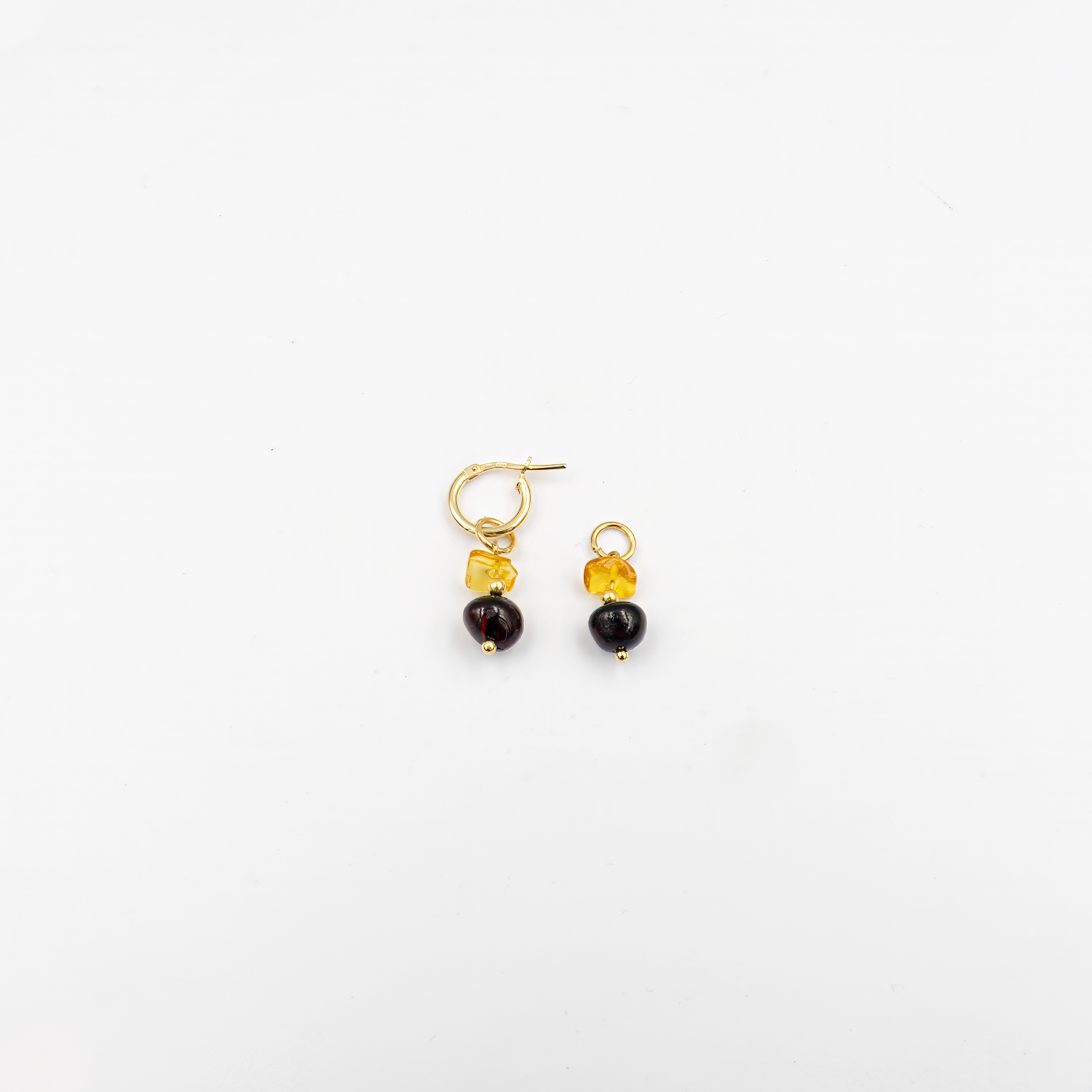 Mary עגילים עם צ'ארמים ענבר