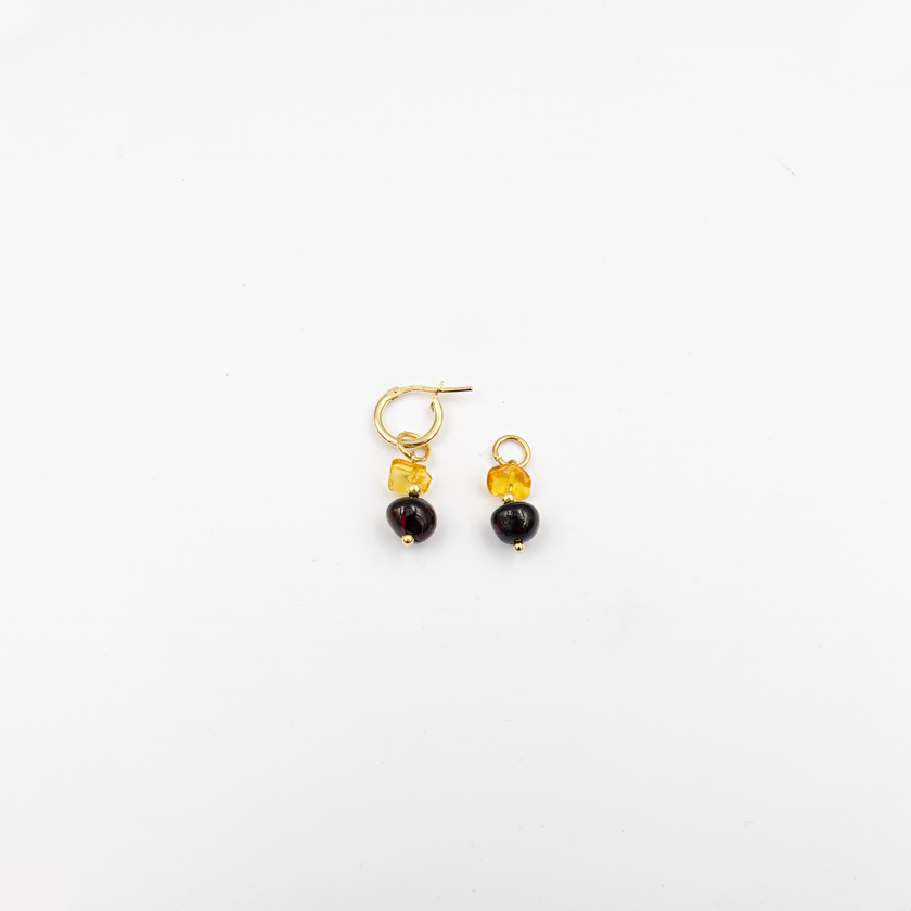 Mary עגילים עם צ'ארמים ענבר