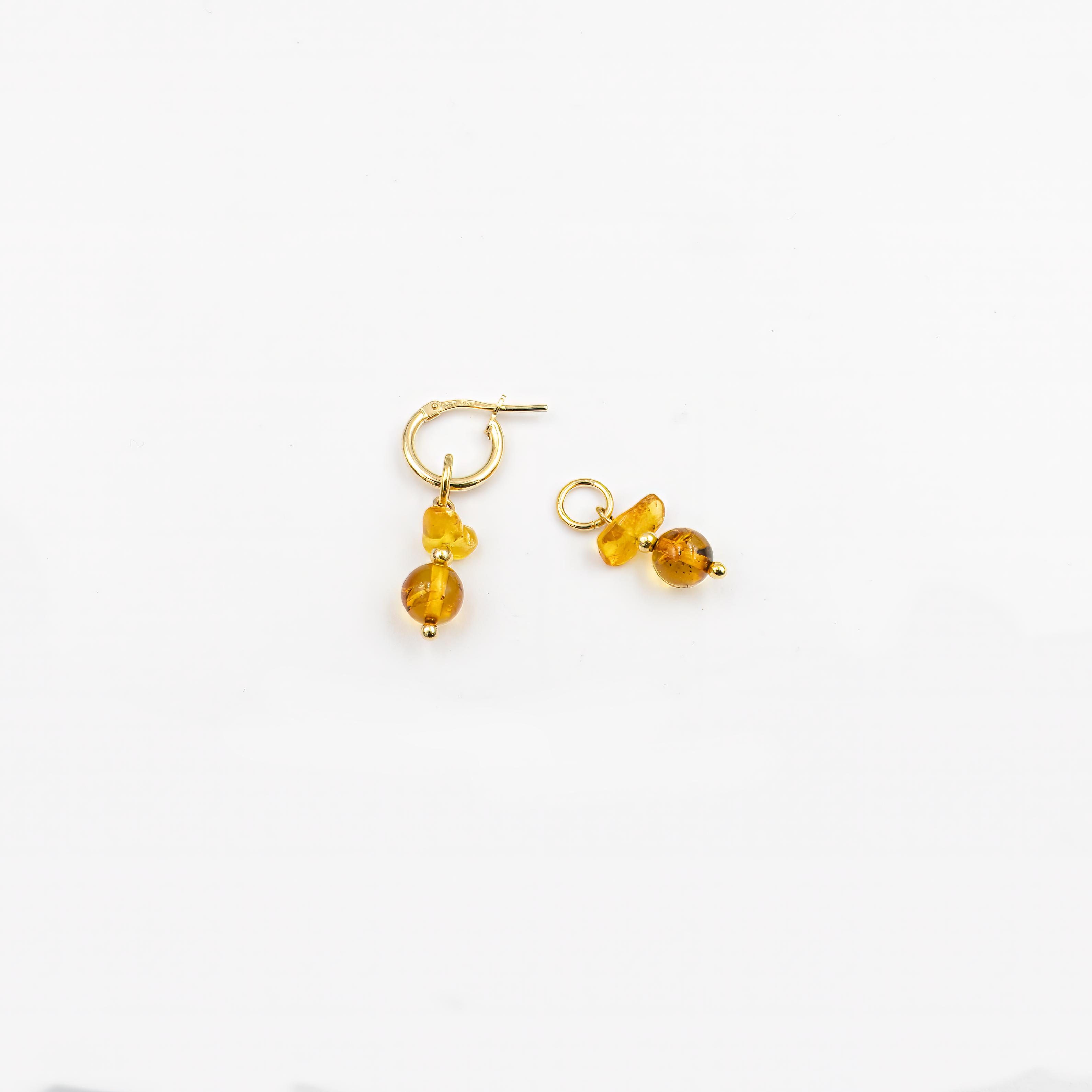 Nicole עגילים עם צ'ארמים אמבר