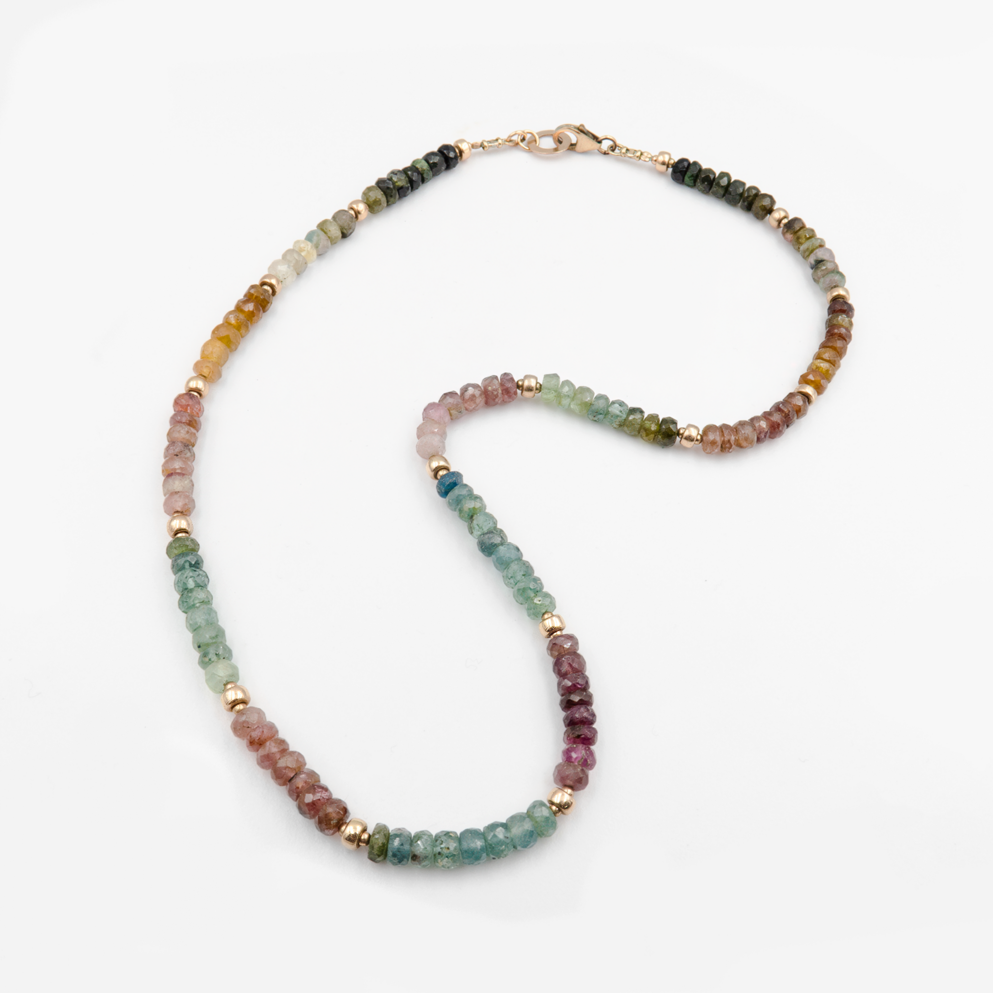 שרשרת טורמלין משובצת חרוזים מלוטשים בגוונים טבעיים של ירוק, ורוד, צהוב, כחול וחום, בשילוב חרוזי זהב 14 קראט. עיצוב אלגנטי ומעודן שמתאים גם ללבוש יומיומי וגם לערב חגיגי. תכשיט בעבודת יד שמשלב יוקרה עם נגיעות בוהו רכות. מתנה מושלמת ליום הולדת, יום נישואין, או פשוט כדי לפנק את עצמך. כל אבן טורמלין נבחרת בקפידה ומוסיפה ייחודיות לשרשרת, כך שאין שתיים זהות לחלוטין. תכשיט מיוחד שמכניס צבע, אופי ואנרגיה חיובית למראה שלך