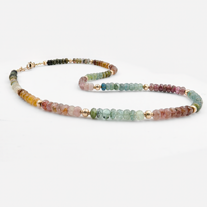 שרשרת בעבודת יד עשויה אבני טורמלין טבעיות בגוונים משתנים, מסודרות בטונליות הרמונית ומופרדות בחרוזי זהב 14 קראט. תכשיט קלאסי עם ניחוח בוהו שיק, שמביא איתו רכות, עומק ואנרגיה טובה. כל אבן מביאה צבע ומשמעות – איזון, אהבה, שלווה. תוספת מושלמת לכל הופעה, בין אם ליום-יום או לאירוע מיוחד. מתנה מהממת לאישה שאוהבת תכשיטים עם נשמה וסטייל. מתאימה לשכבות או לענידה לבד, לתחושת ייחוד וזוהר טבעי.
