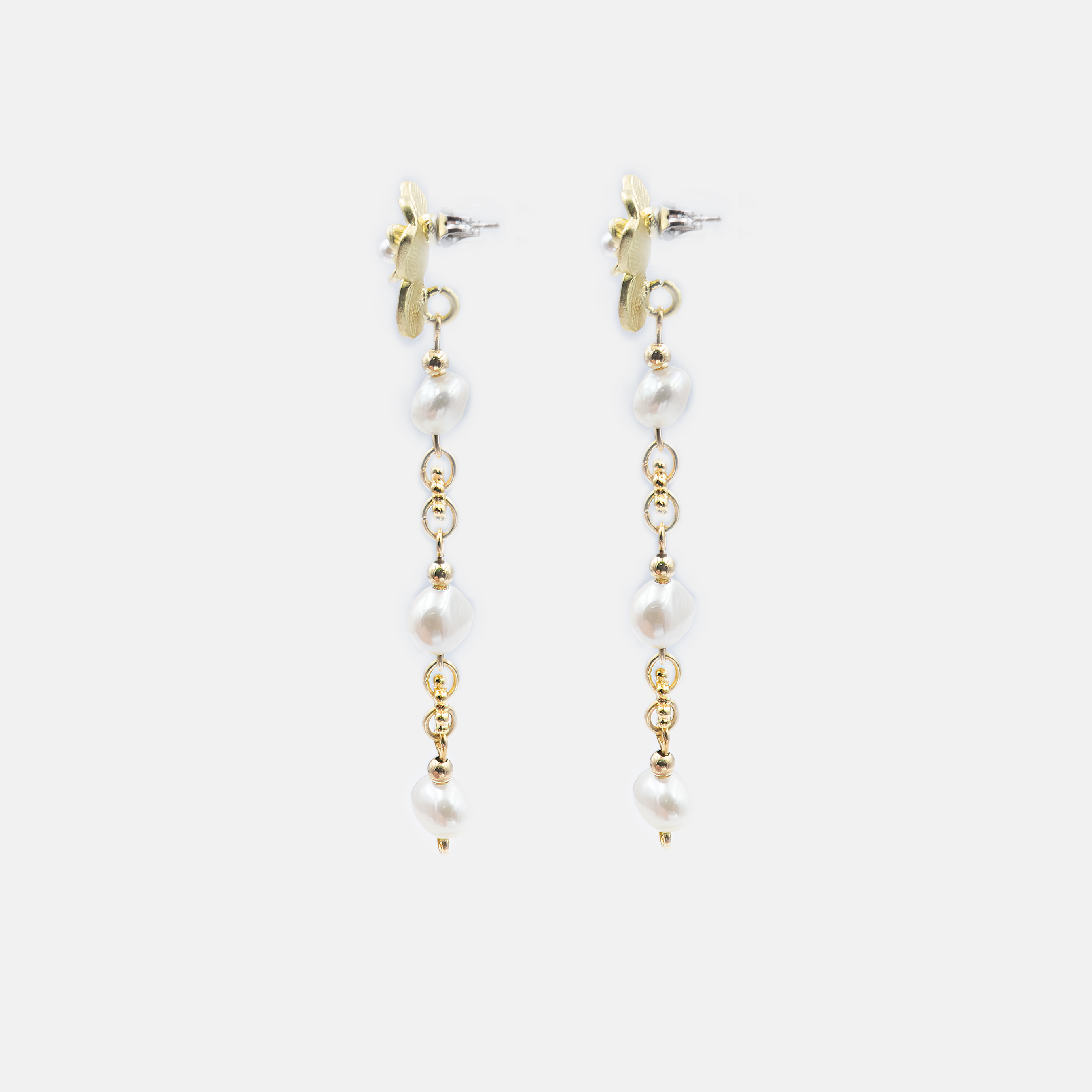 עגילי פנינה ארוכים בעבודת יד – תכשיט אלגנטי שמשלב בין קלאסיקה ונשיות לבין עיצוב עכשווי ואוורירי. הפנינים משתלבות בקווים נקיים וזורמים, מעניקות תחושת תנועה עדינה ומתוחכמת. עגילים אלו אידיאליים לאירועים מיוחדים – חתונה, אירוסין, ערב קלאסי או כל חגיגה משמעותית. הפנינים מסמלות טוהר, איזון ונשיות, והן משתלבות עם כל גוון עור וכל סגנון לבוש. התכשיט מגיע באריזת מתנה אלגנטית ומוכן לרגעים של רושם, רגש וסטייל. מתאים גם כמתנה חגיגית וגם כפינוק אלגנטי לעצמך.

